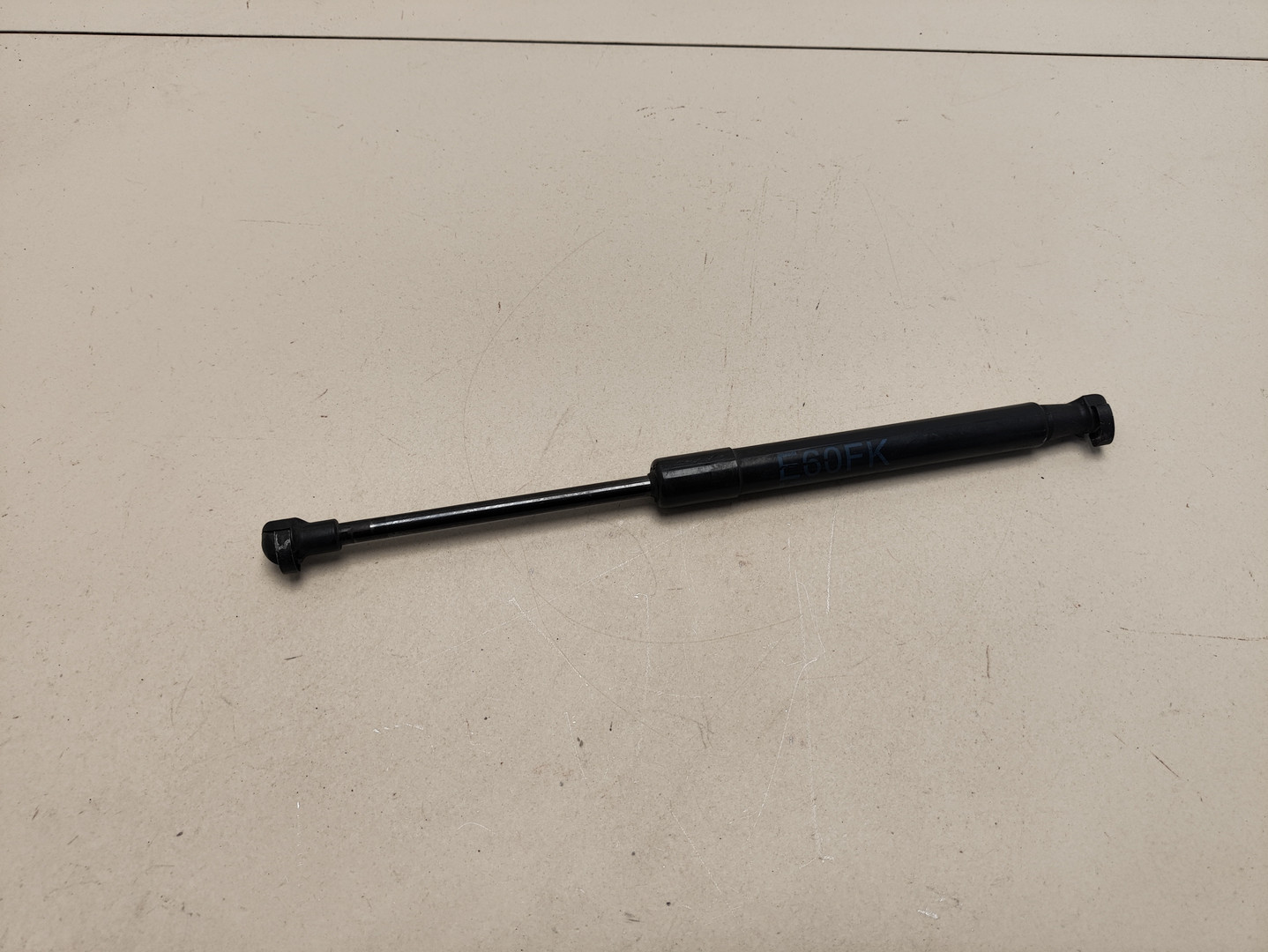 Амортизатор капота