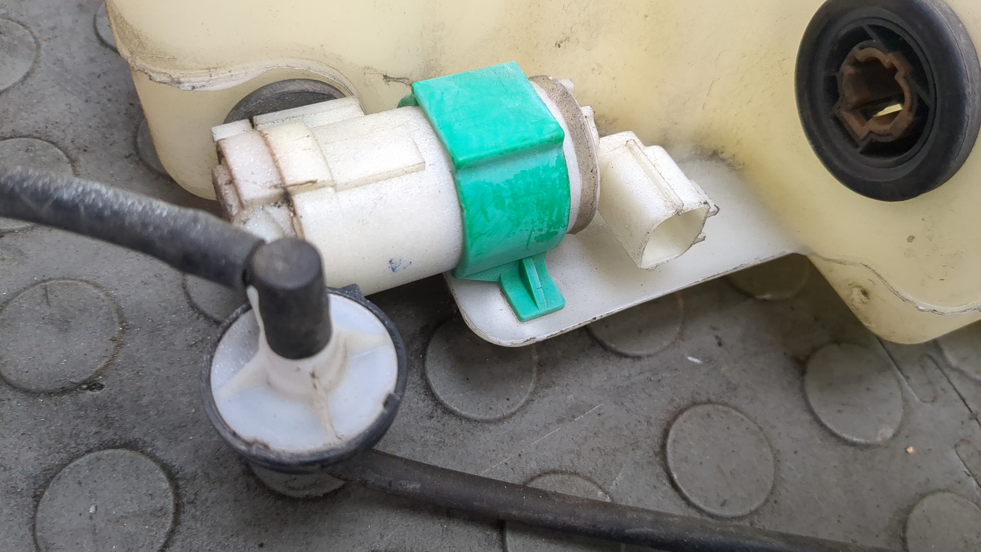 Бачок омывателя лобового стекла