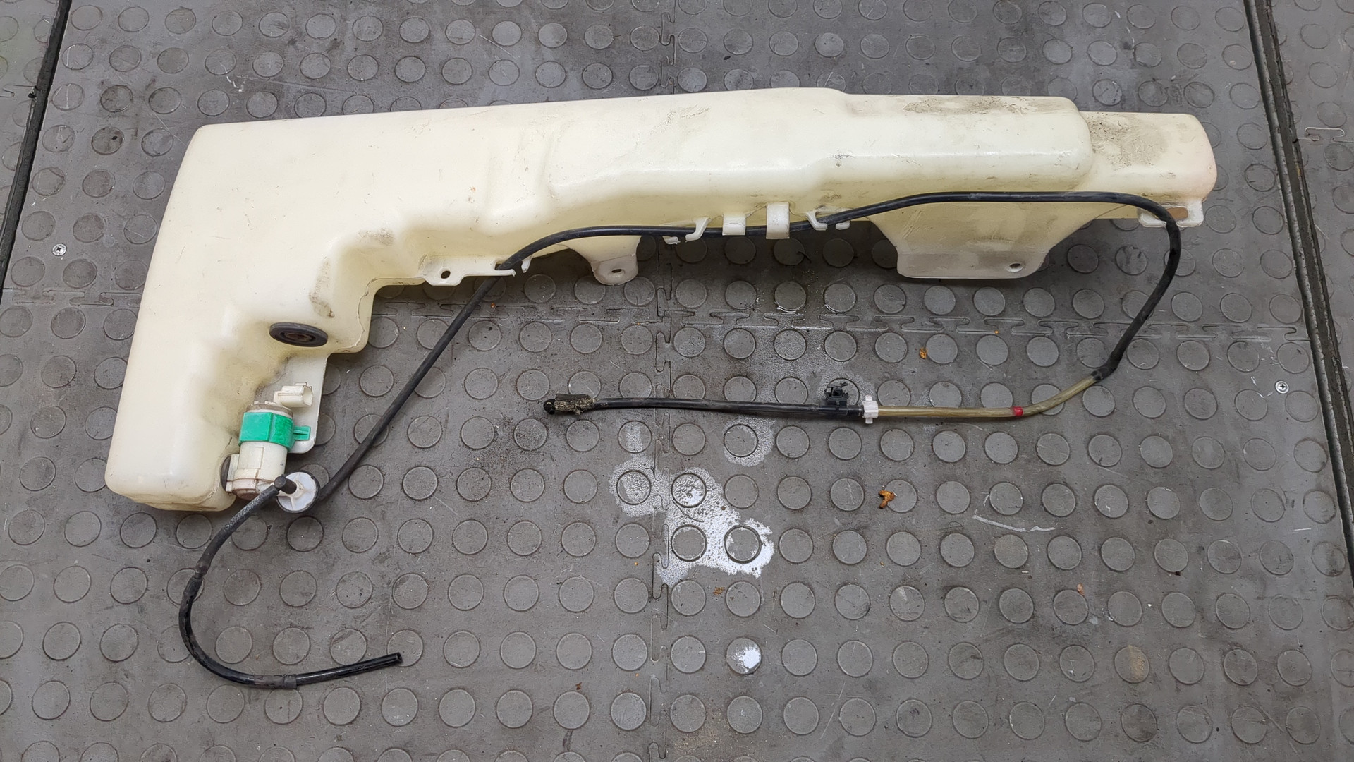 Бачок омывателя лобового стекла