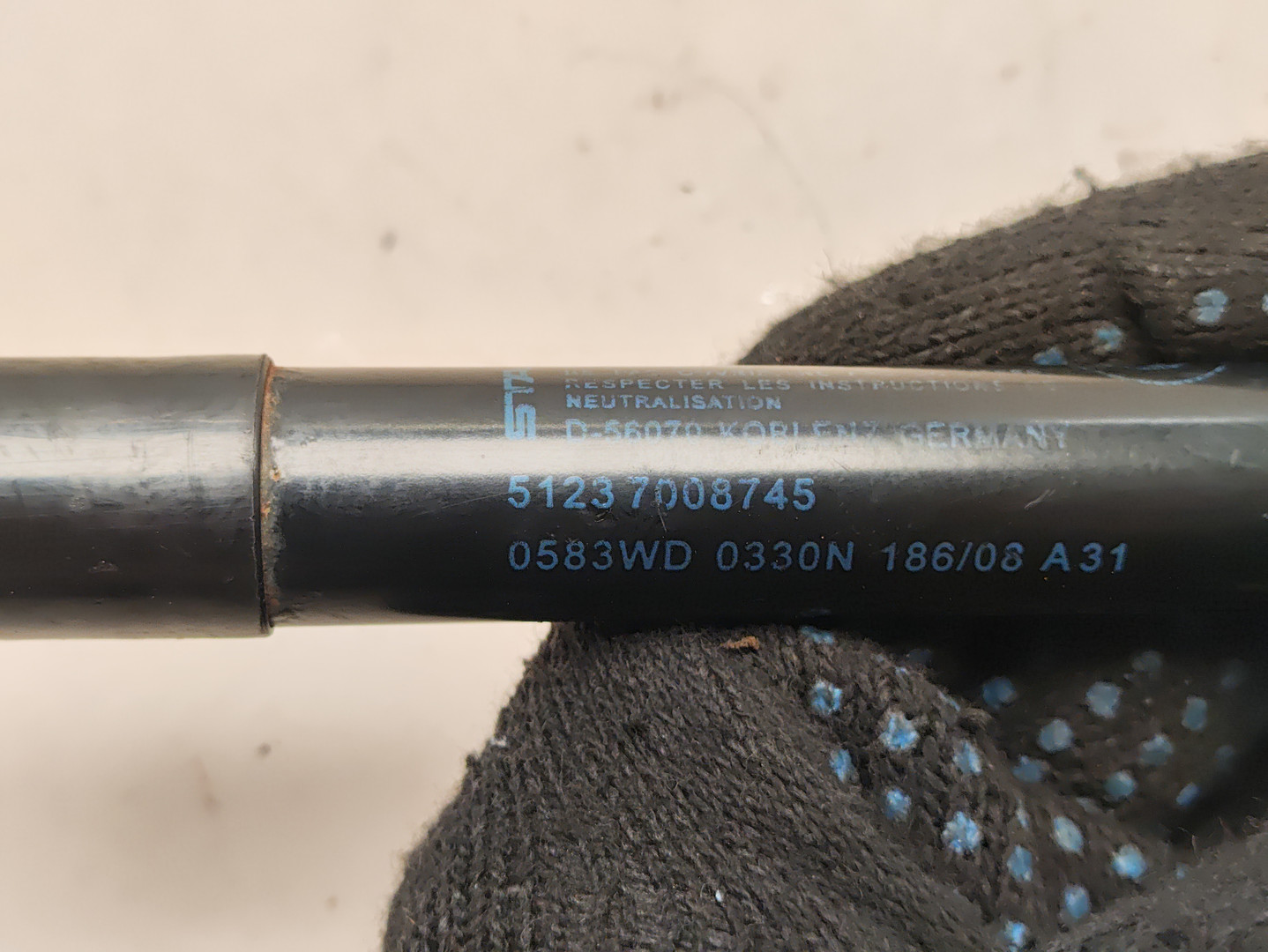 Амортизатор капота