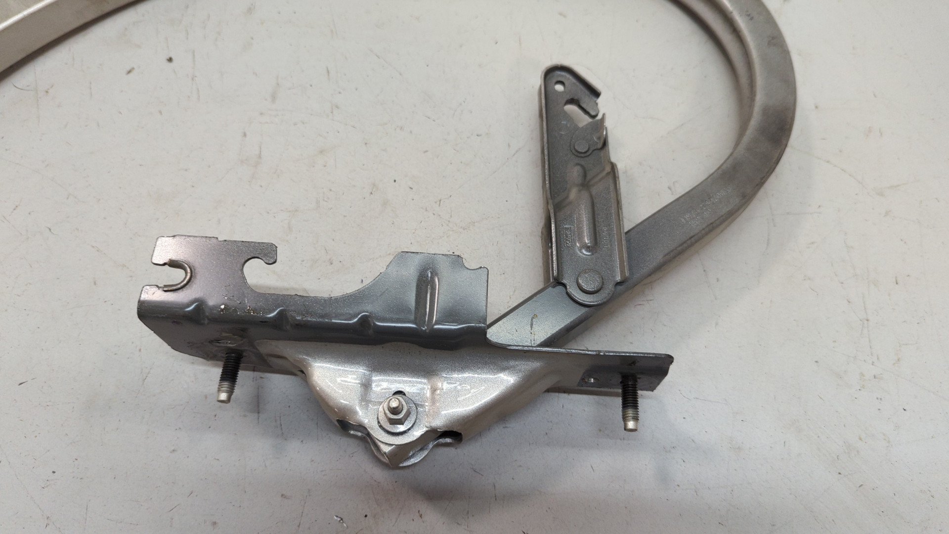 Петля крышки багажника