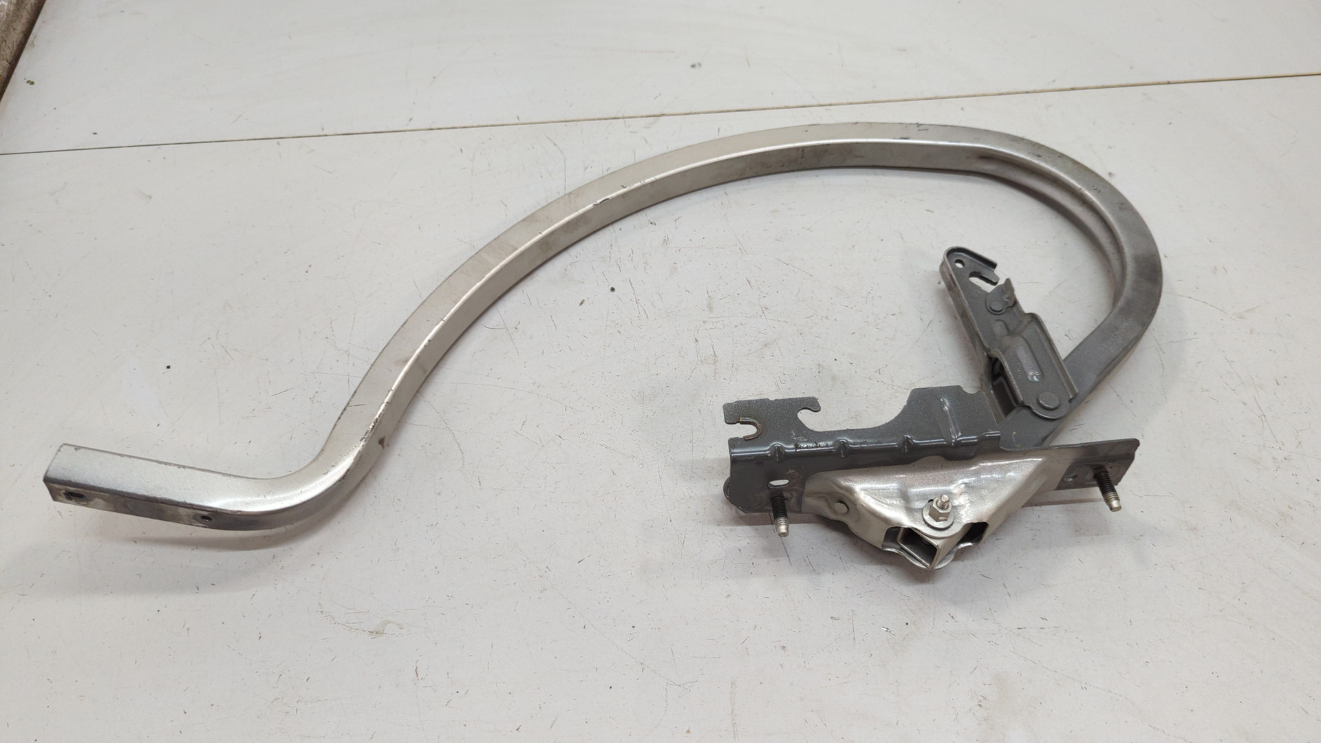 Петля крышки багажника