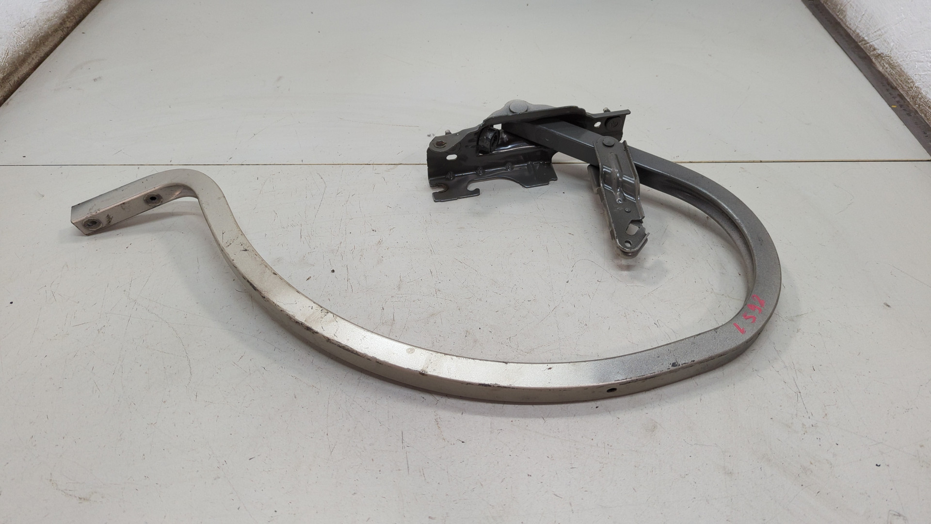 Петля крышки багажника