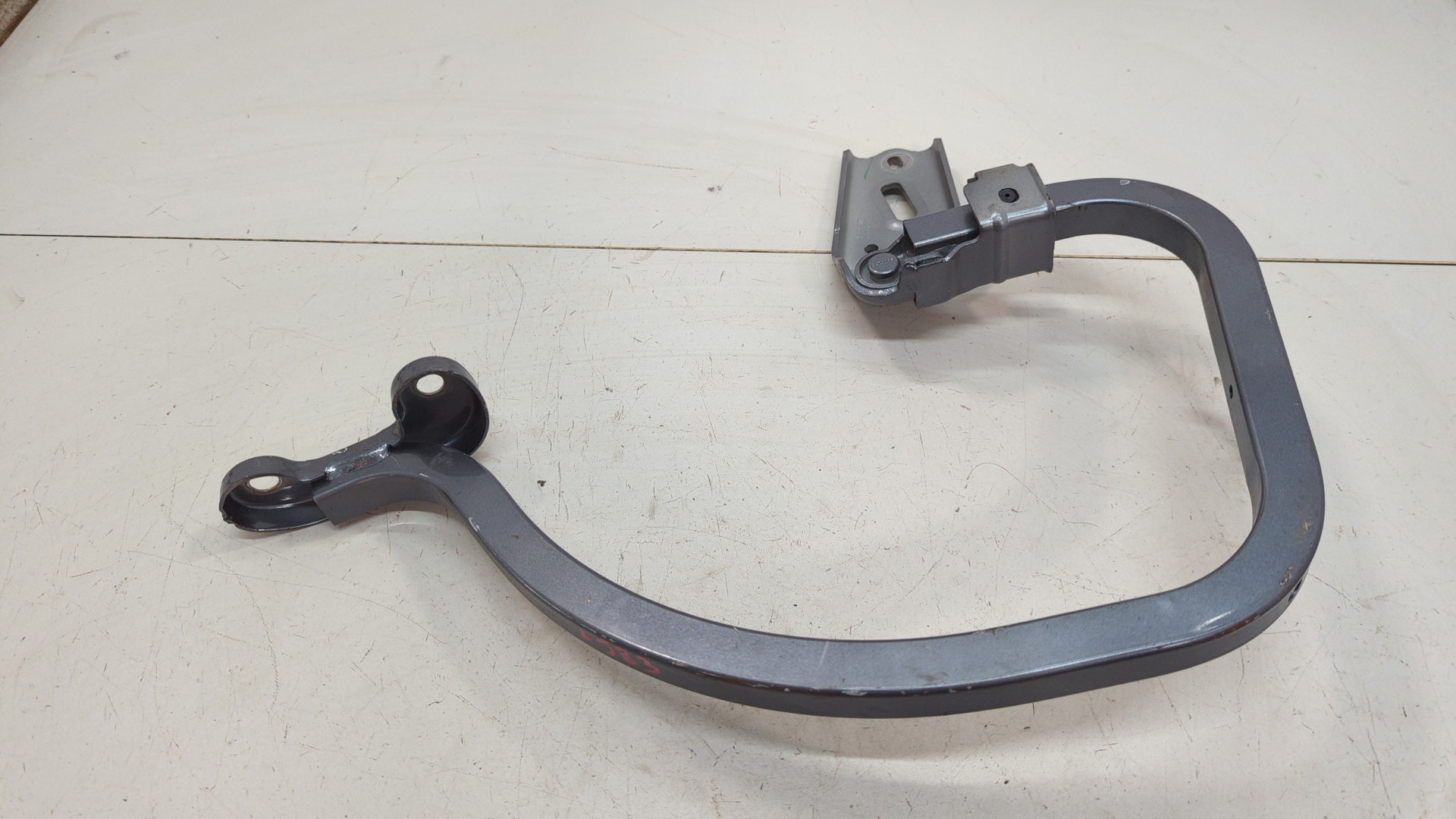 Петля крышки багажника