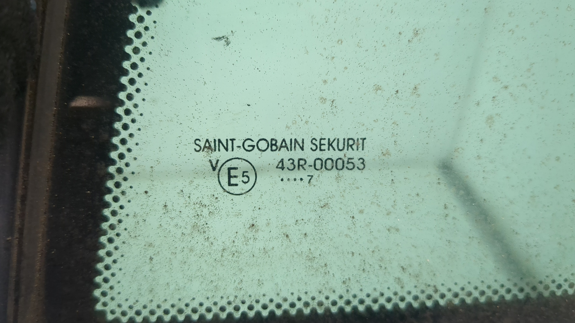 Стекло двери задней левой (форточка)