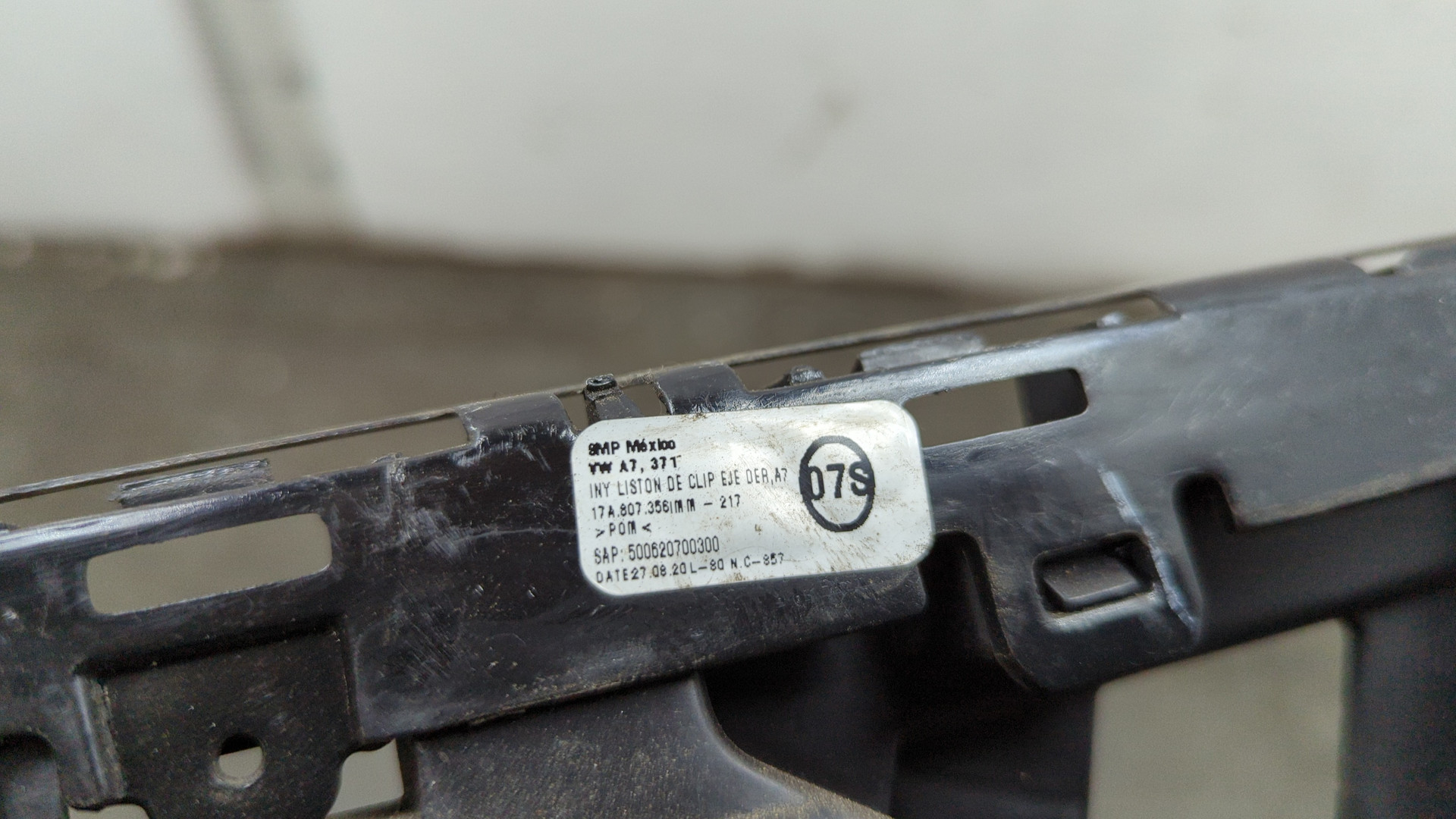 Кронштейн заднего бампера правый