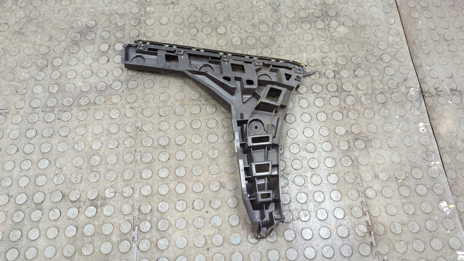 Кронштейн заднего бампера правый