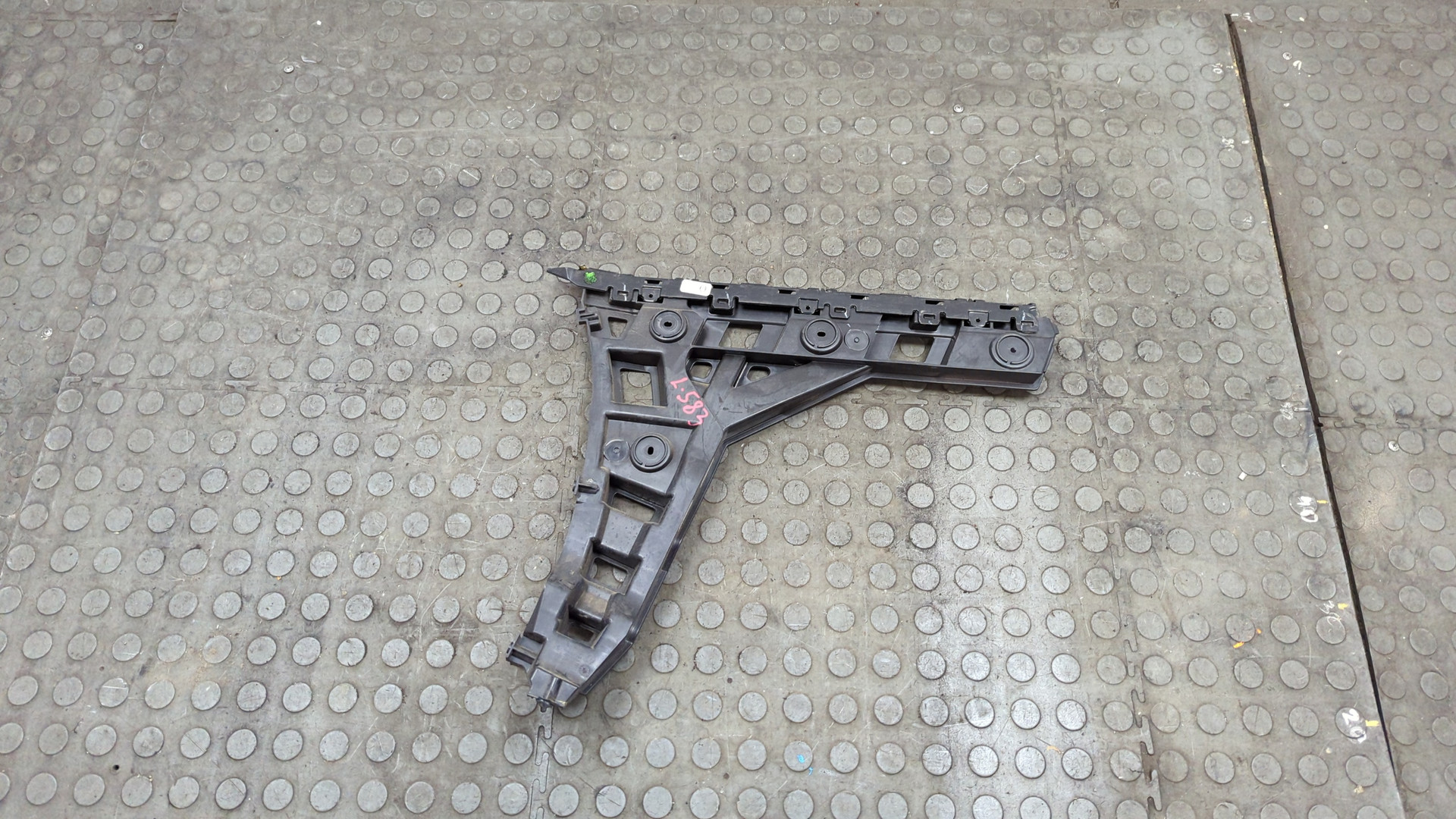 Кронштейн заднего бампера правый