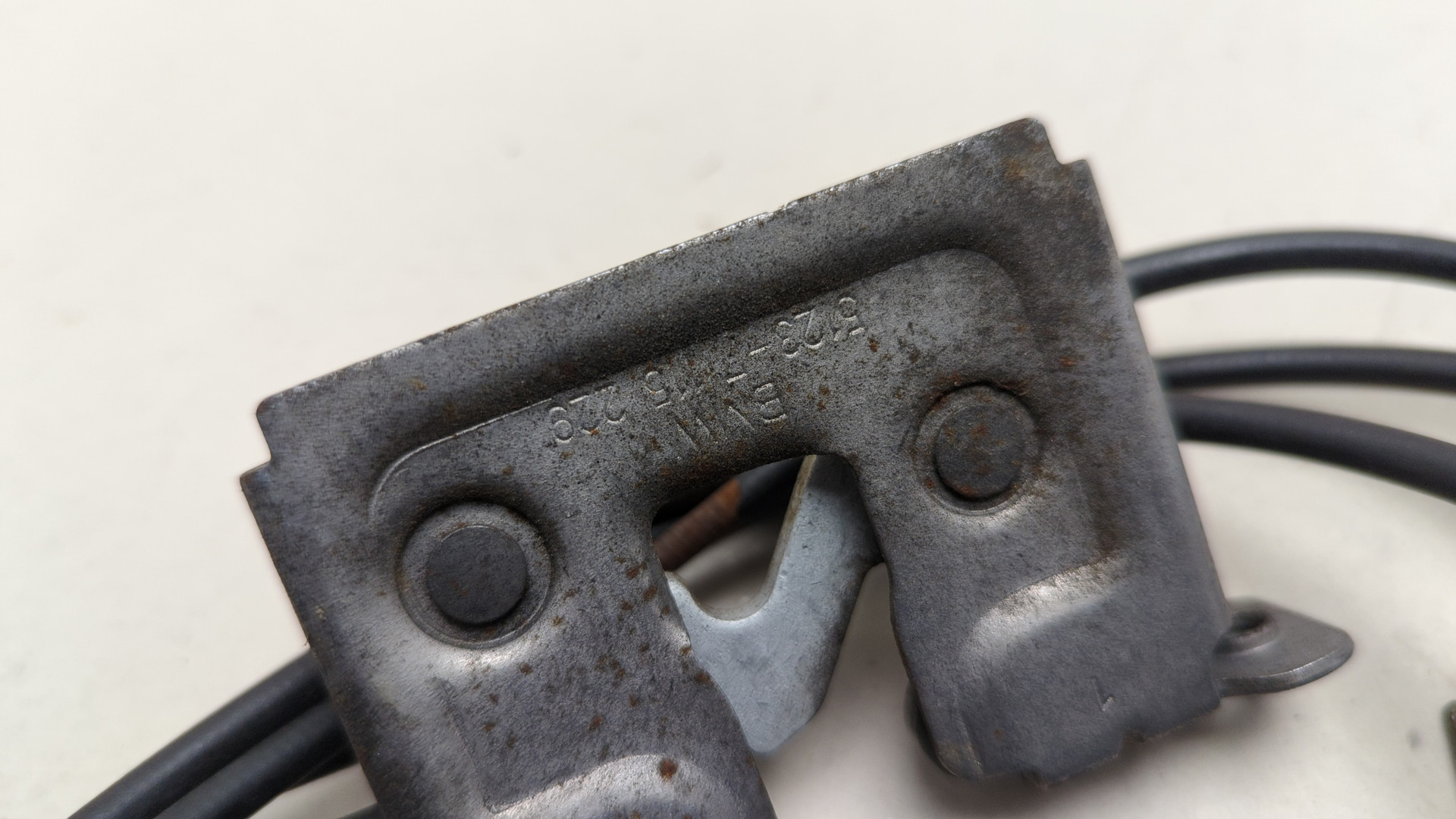 Замок капота