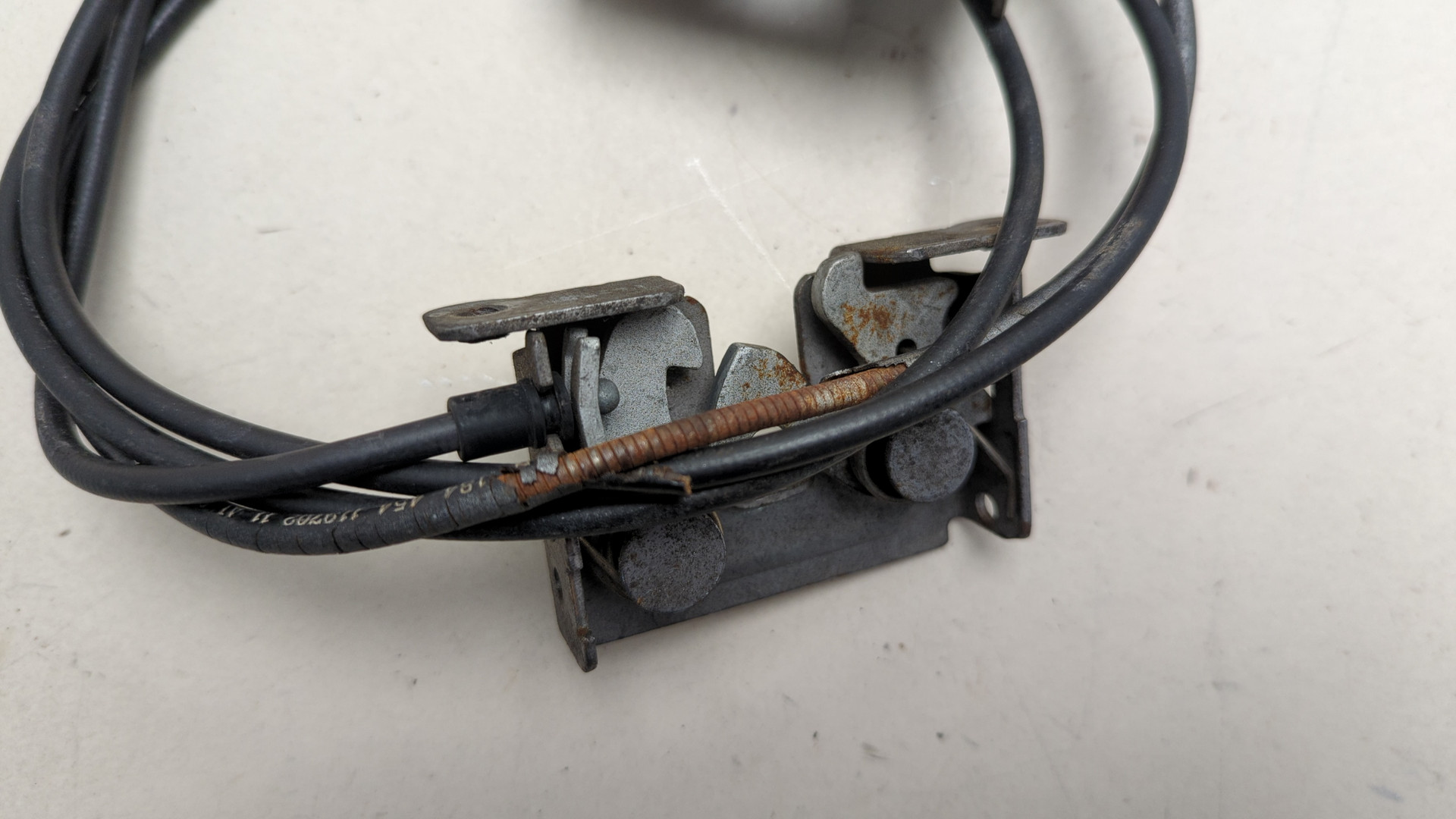 Замок капота