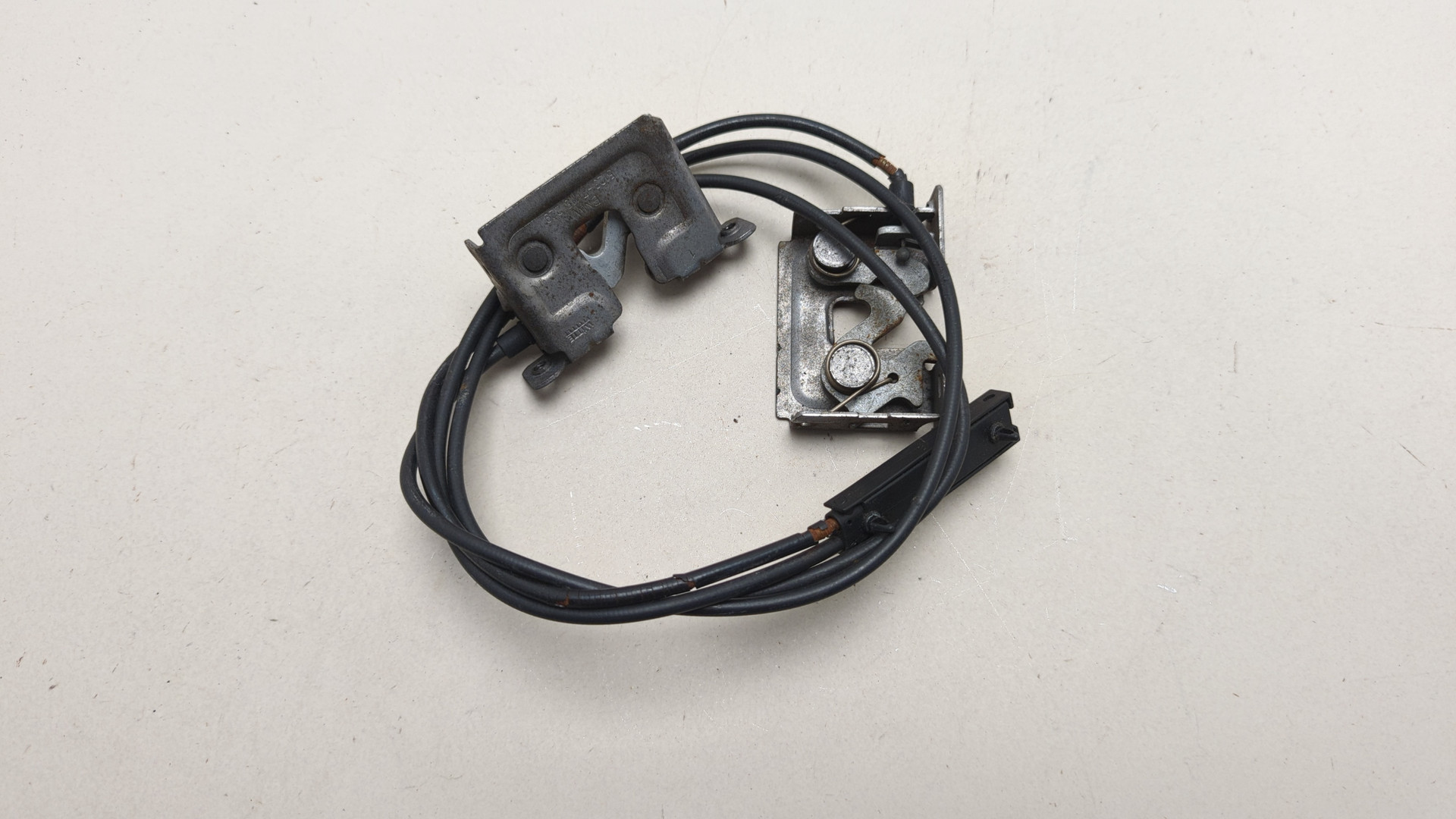 Замок капота