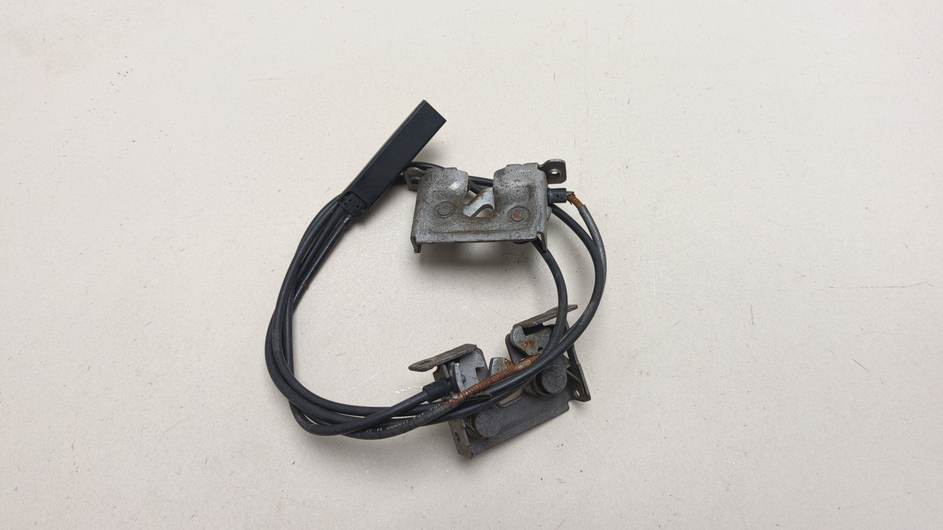 Замок капота