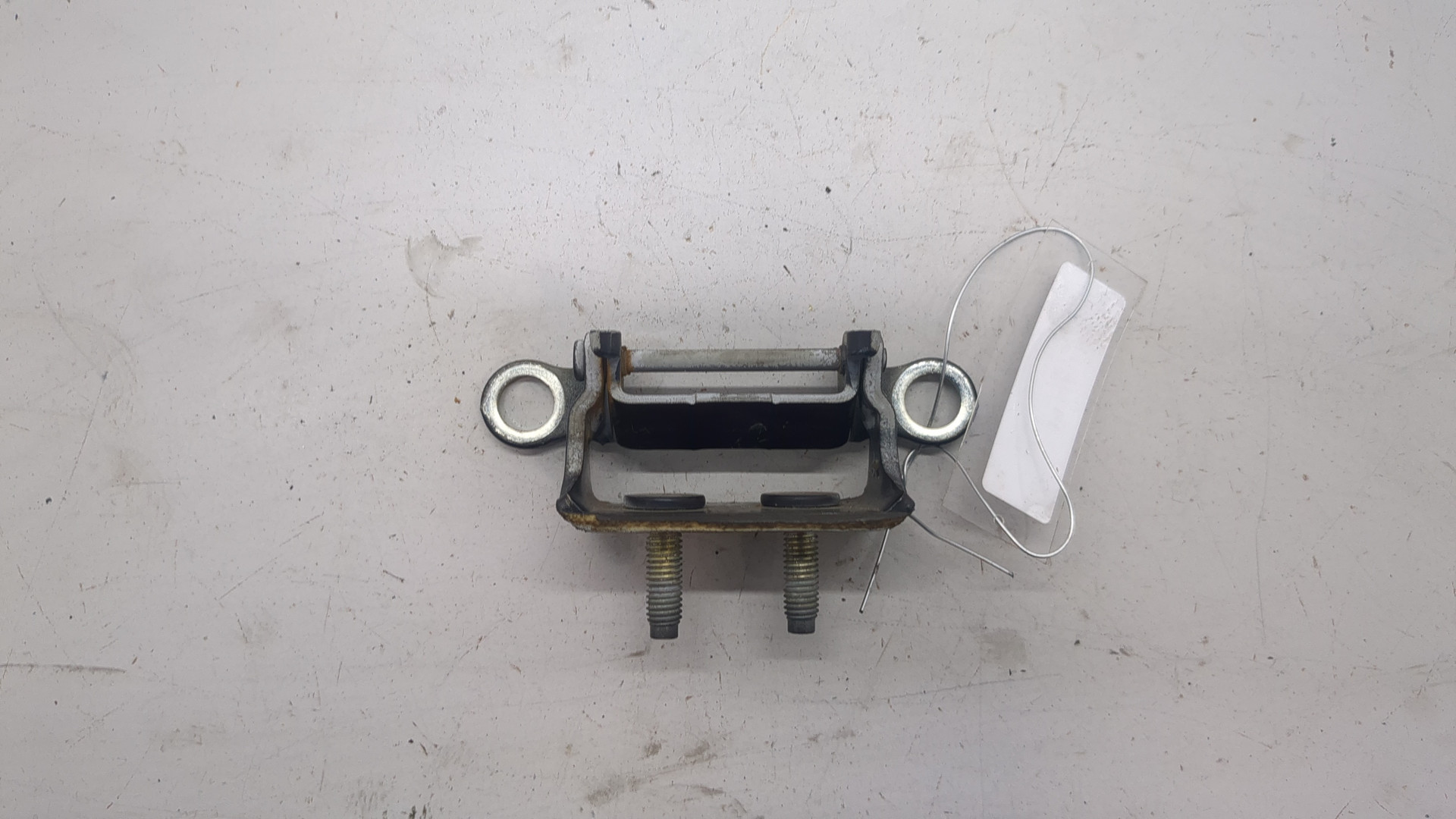 Петля крышки багажника