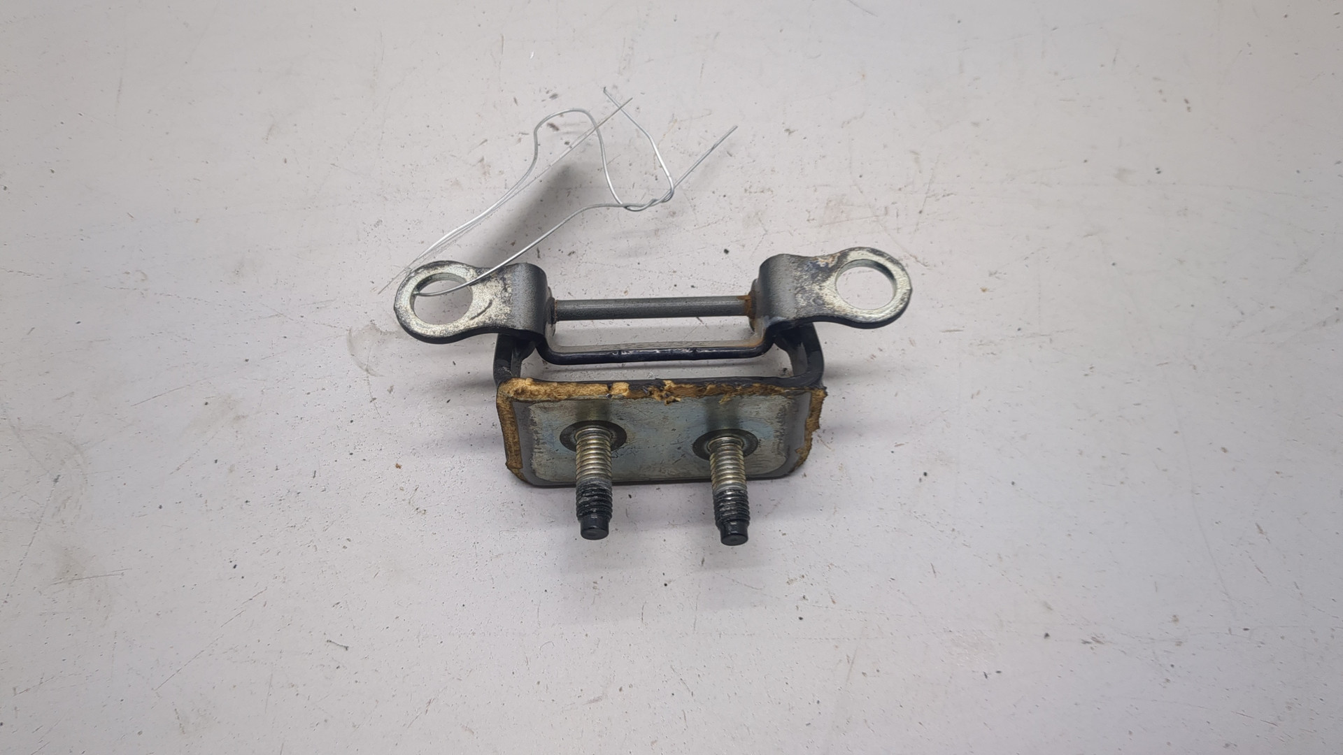 Петля крышки багажника