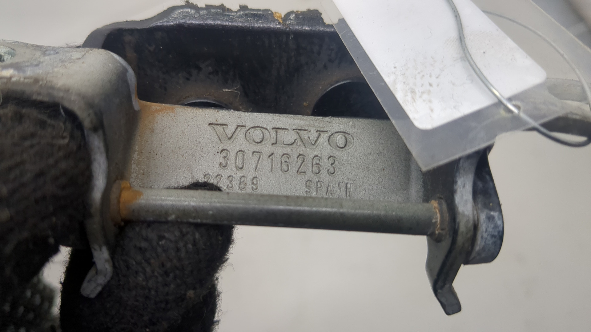 Петля крышки багажника