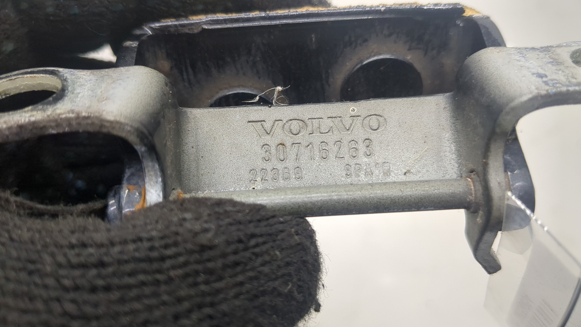 Петля крышки багажника