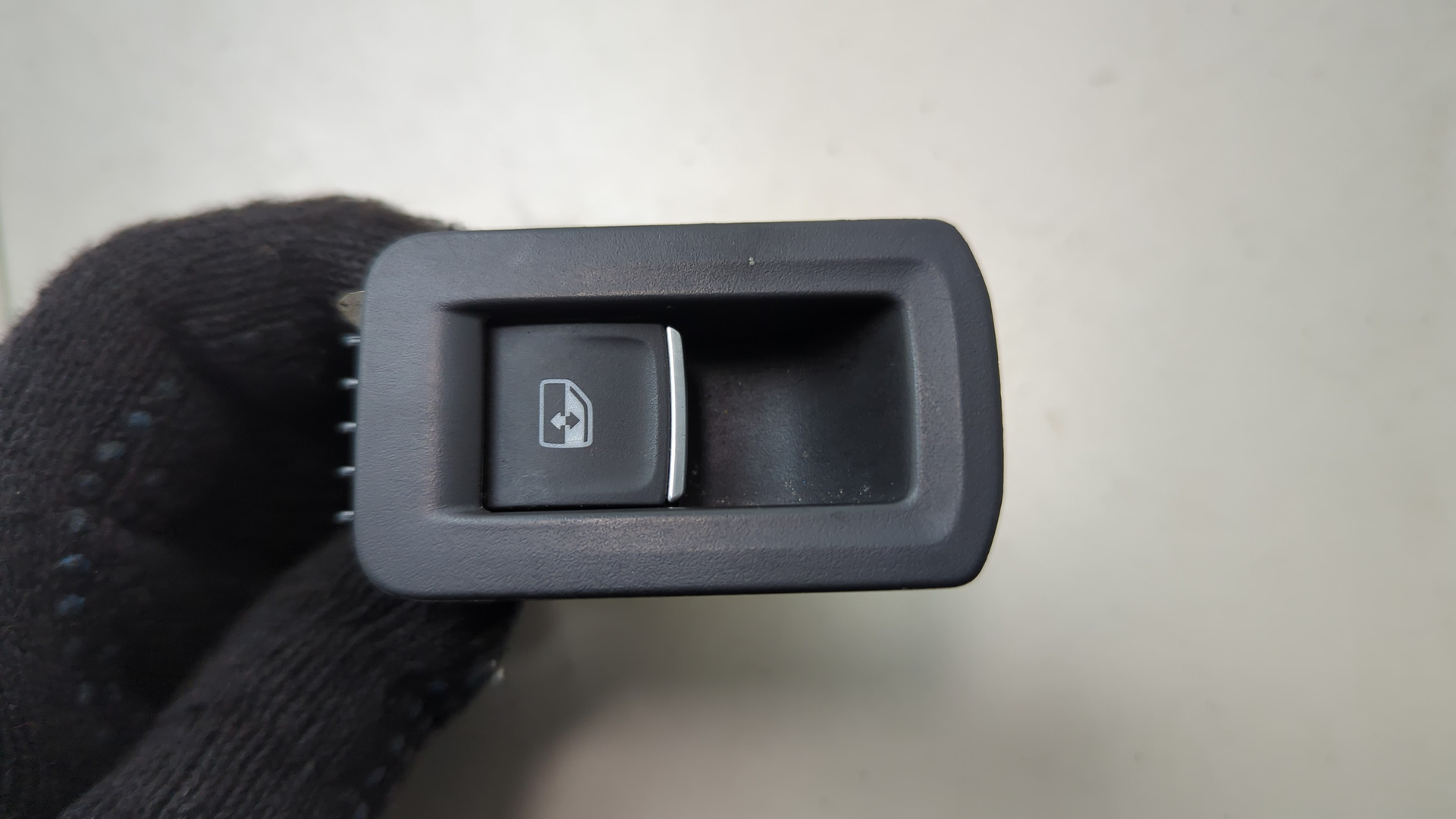 Кнопка стеклоподъемника