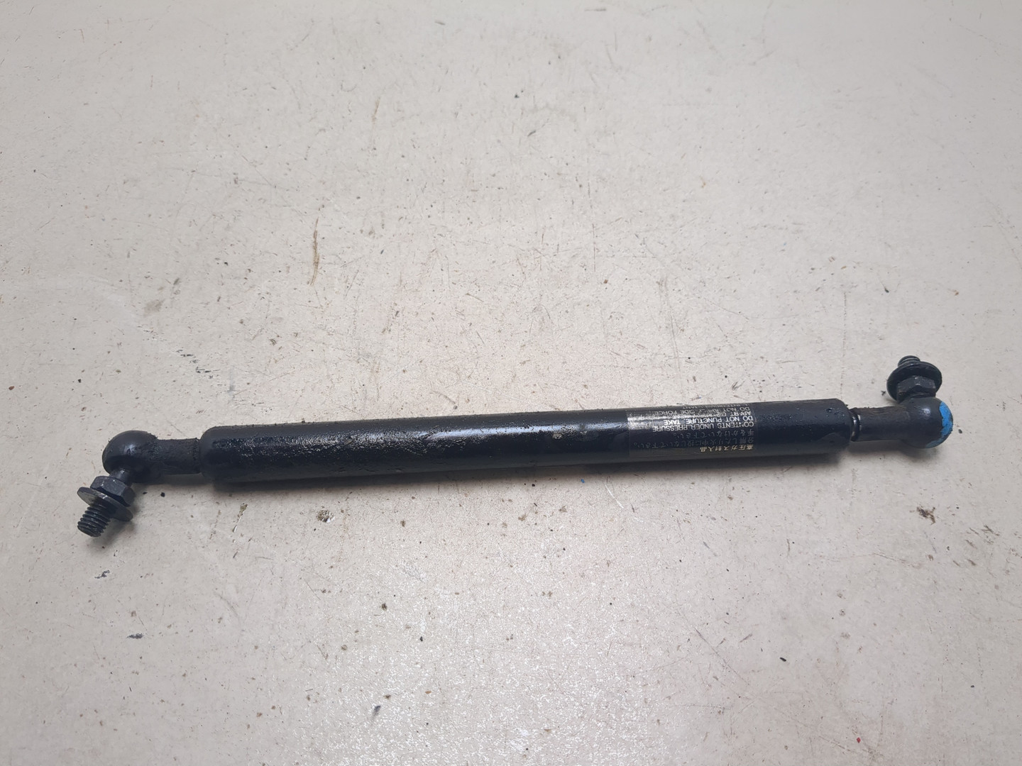 Амортизатор капота