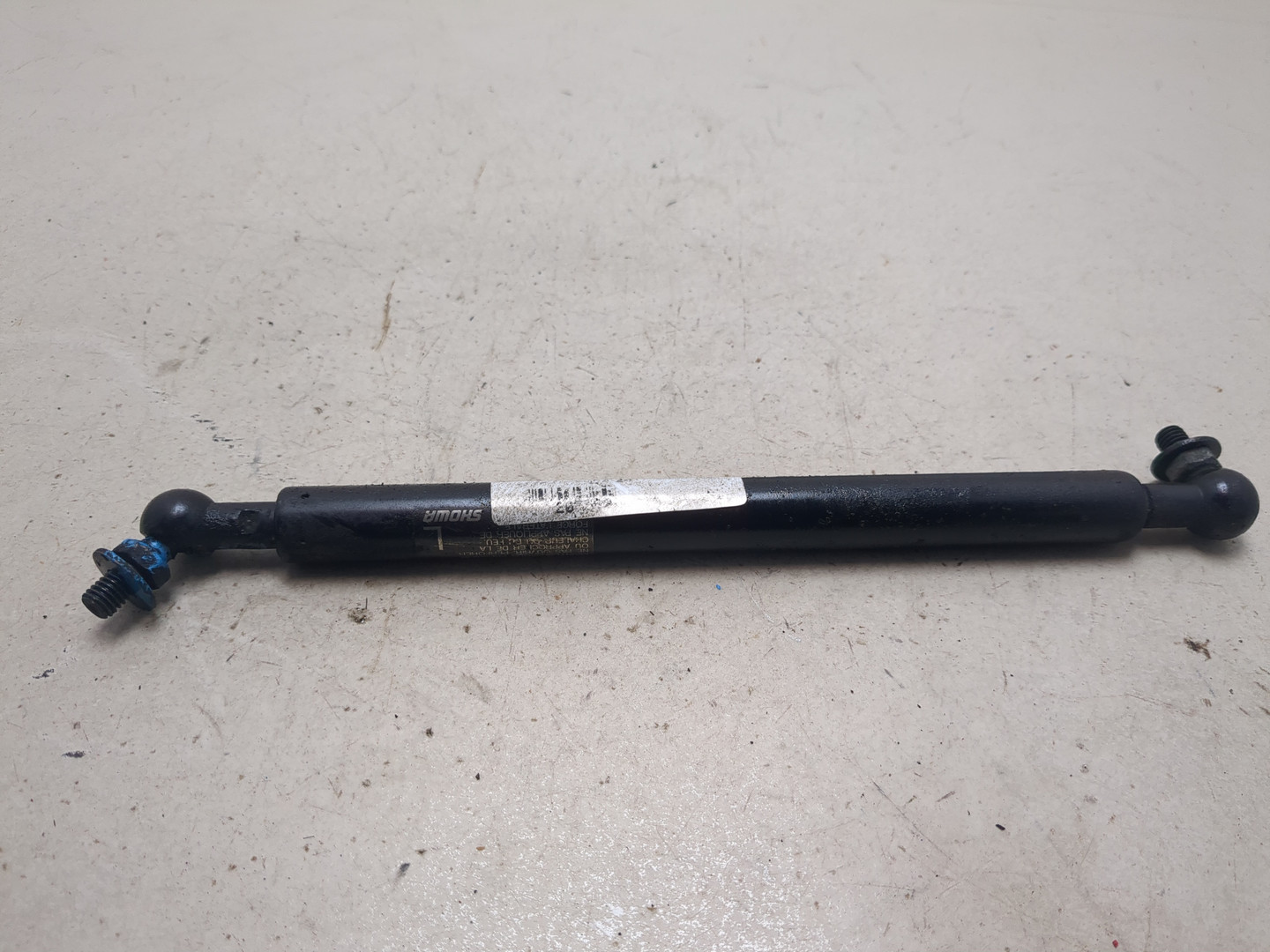 Амортизатор капота