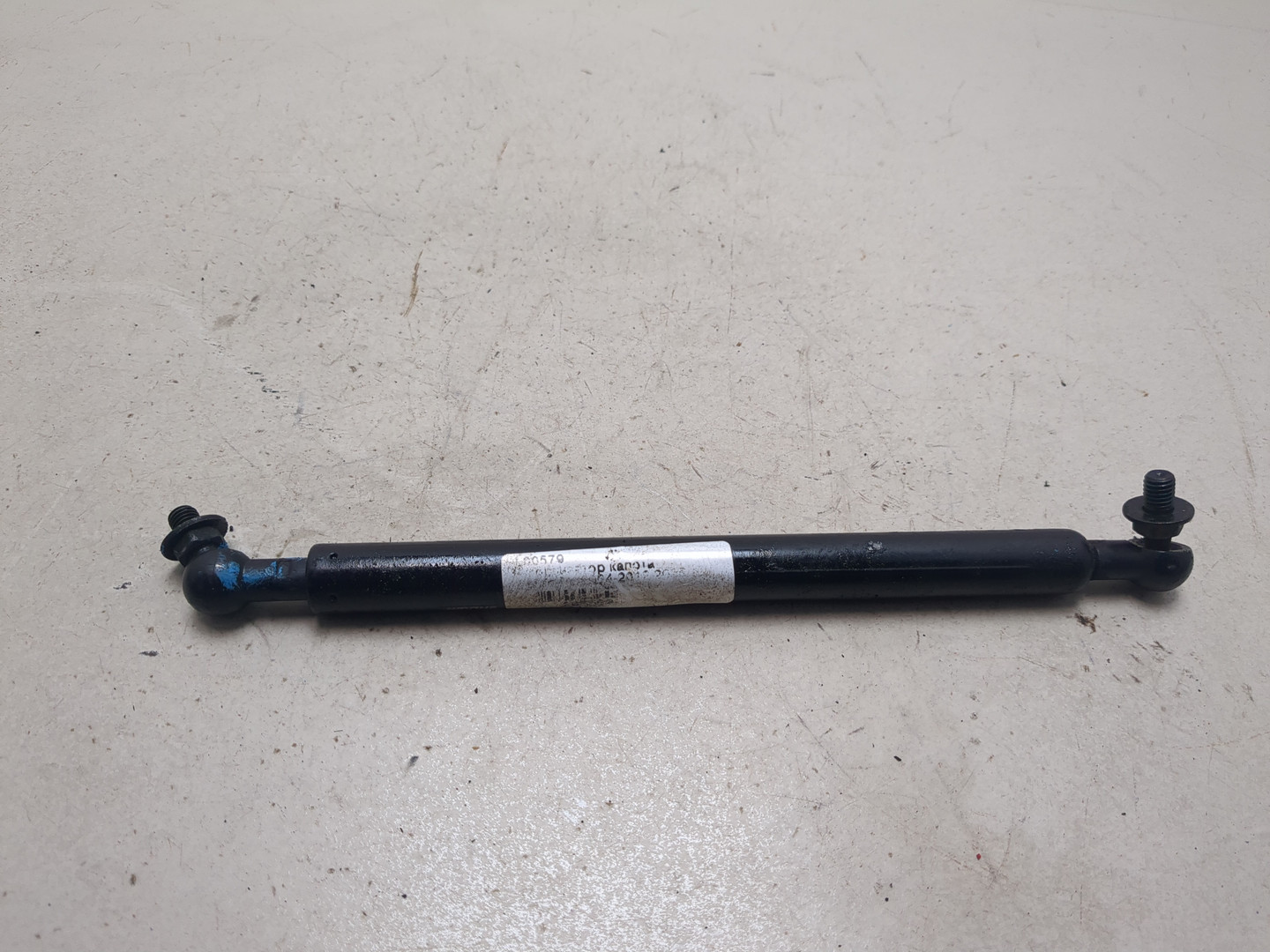 Амортизатор капота