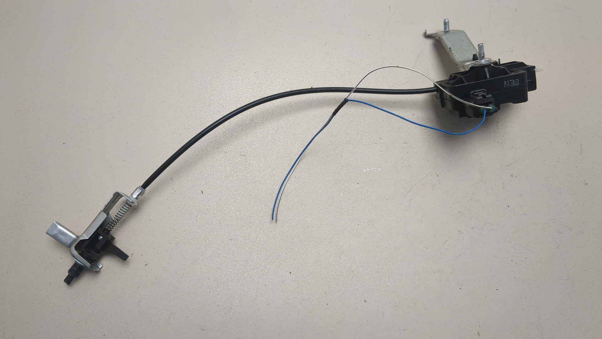 Активатор замка крышки бензобака