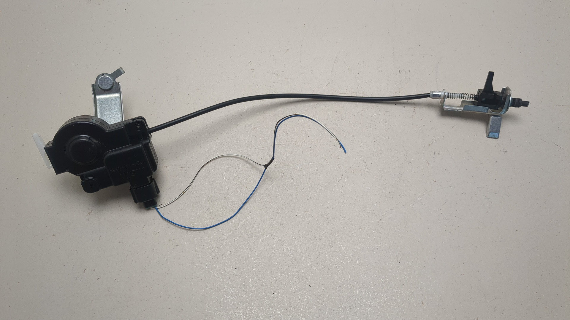 Активатор замка крышки бензобака