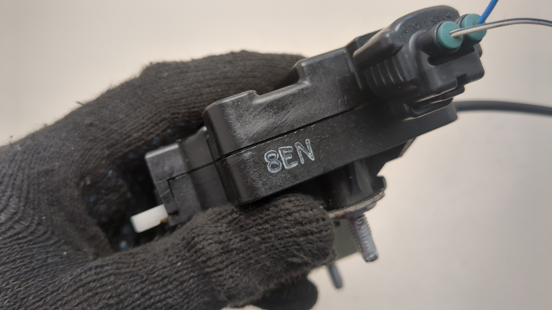 Активатор замка крышки бензобака