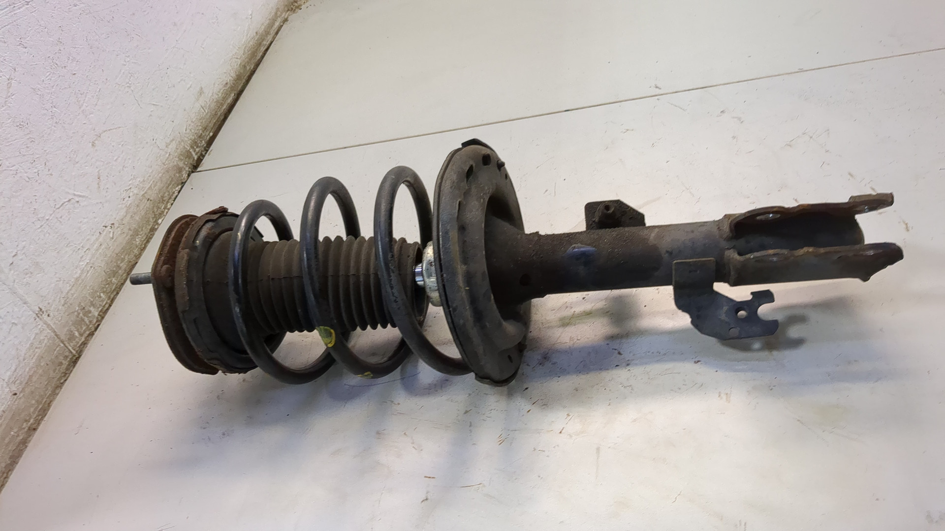 Амортизатор передний левый