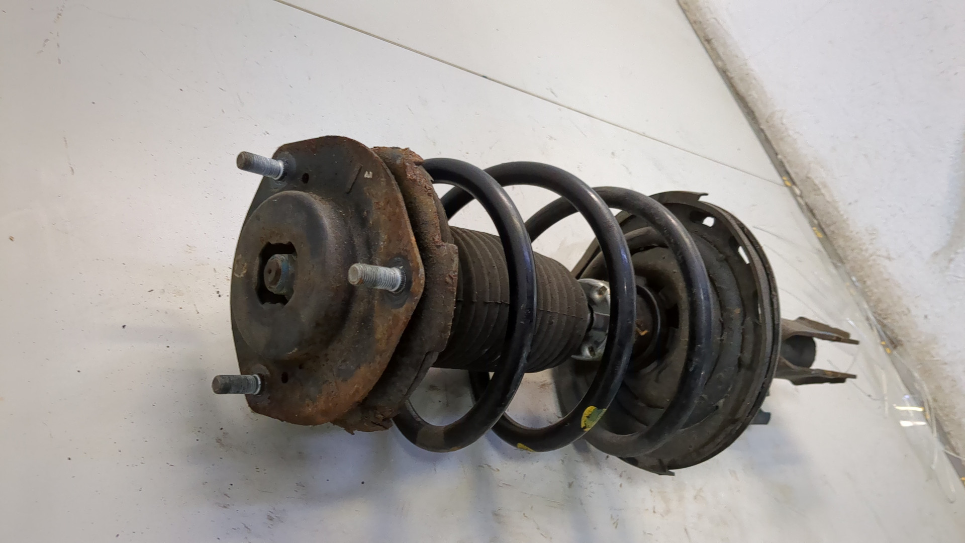 Амортизатор передний левый