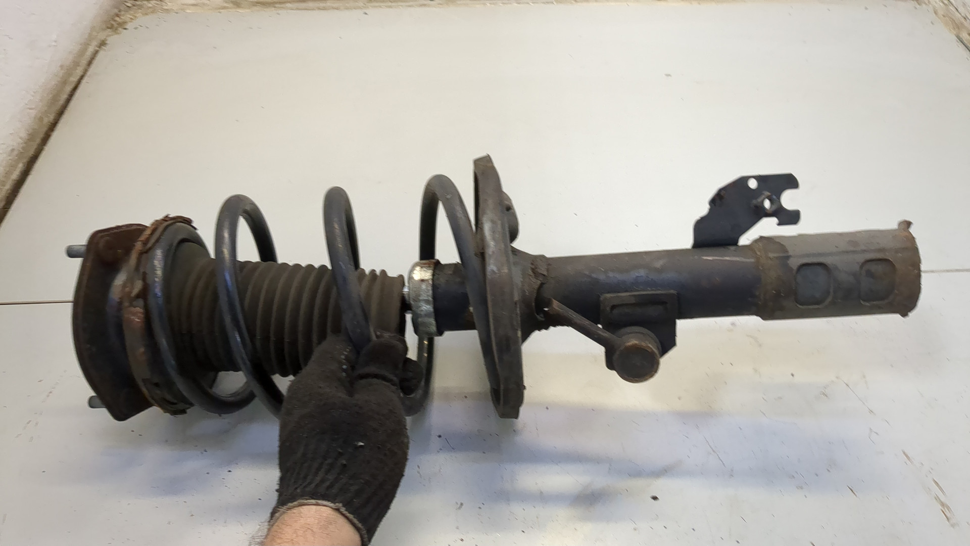 Амортизатор передний левый