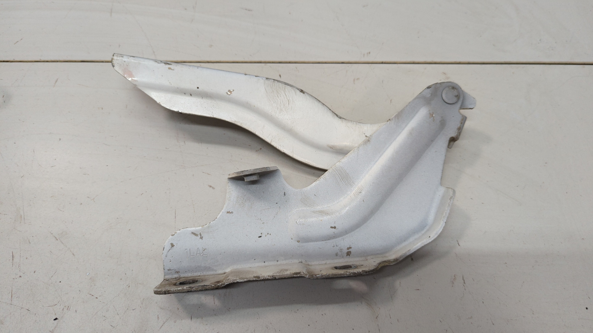 Петля капота левая