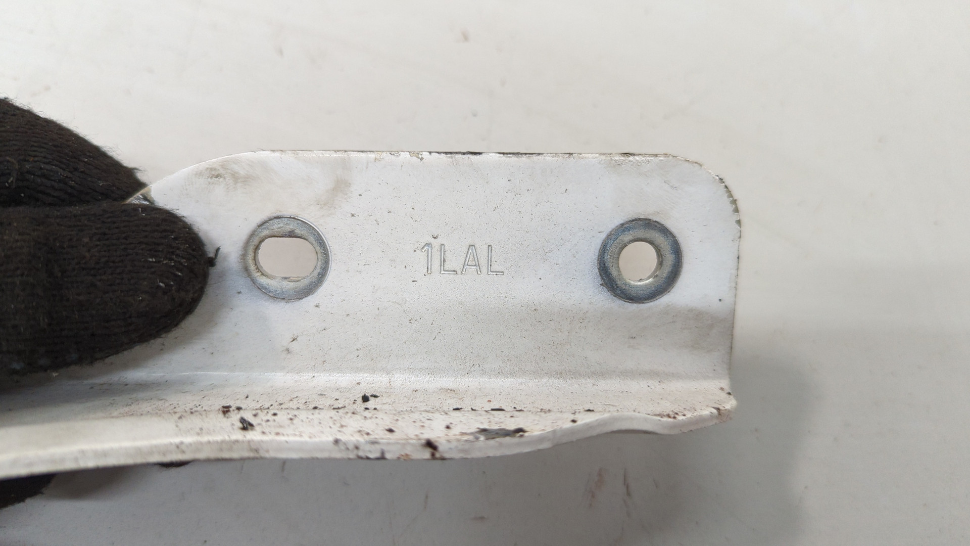 Петля капота левая