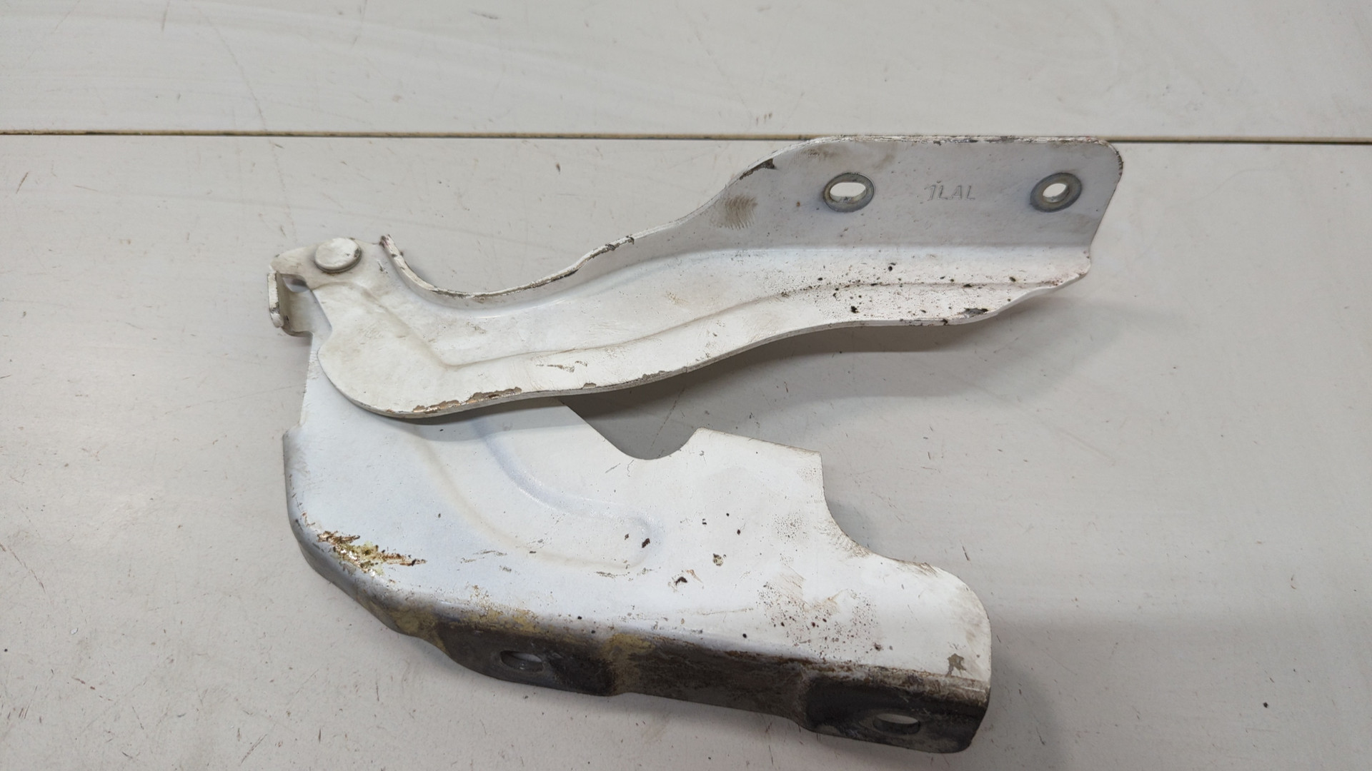 Петля капота левая