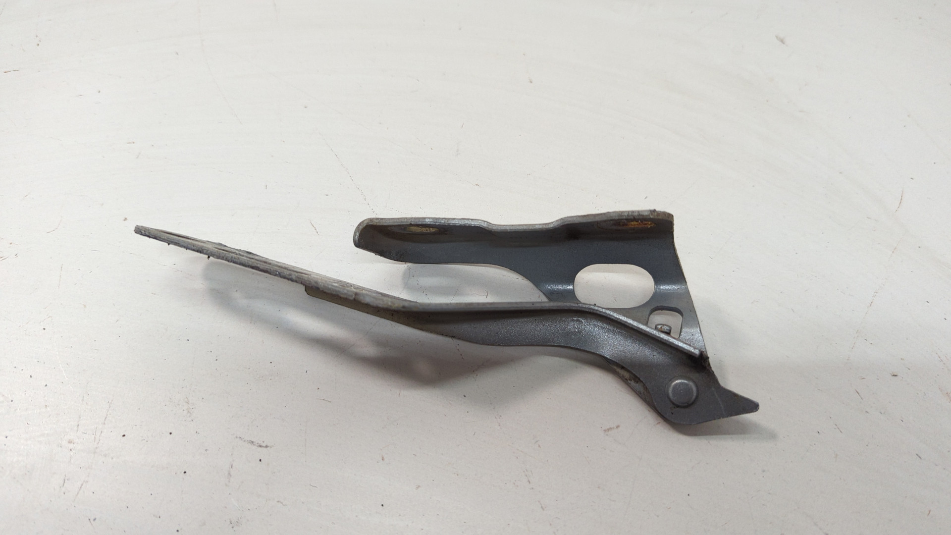 Петля капота правая