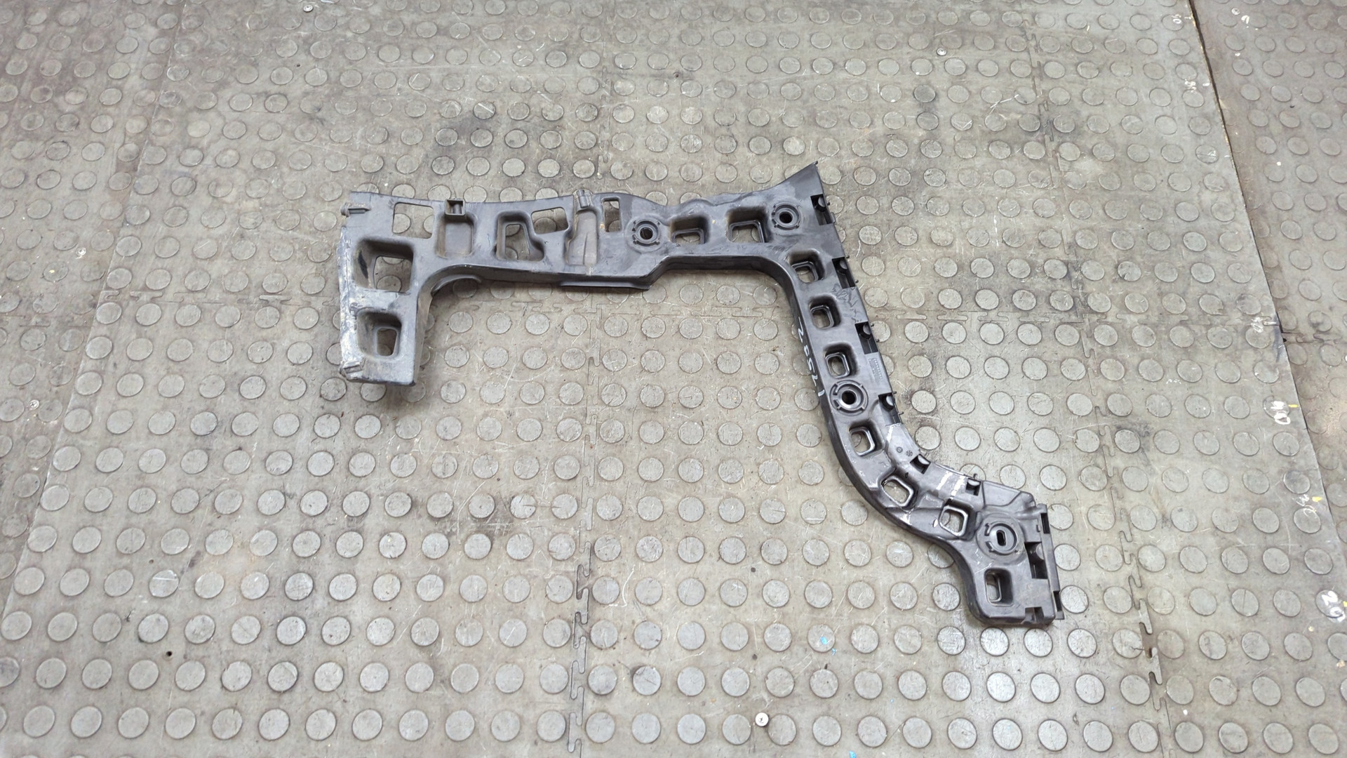 Кронштейн заднего бампера правый