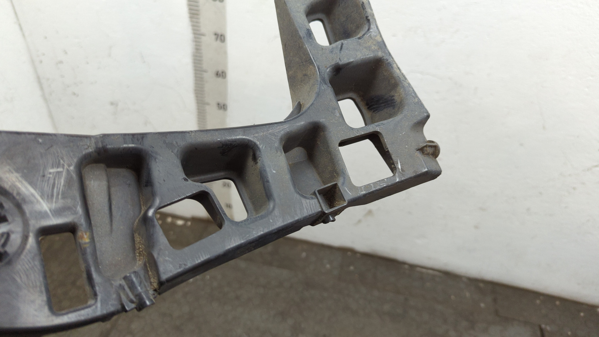 Кронштейн заднего бампера правый