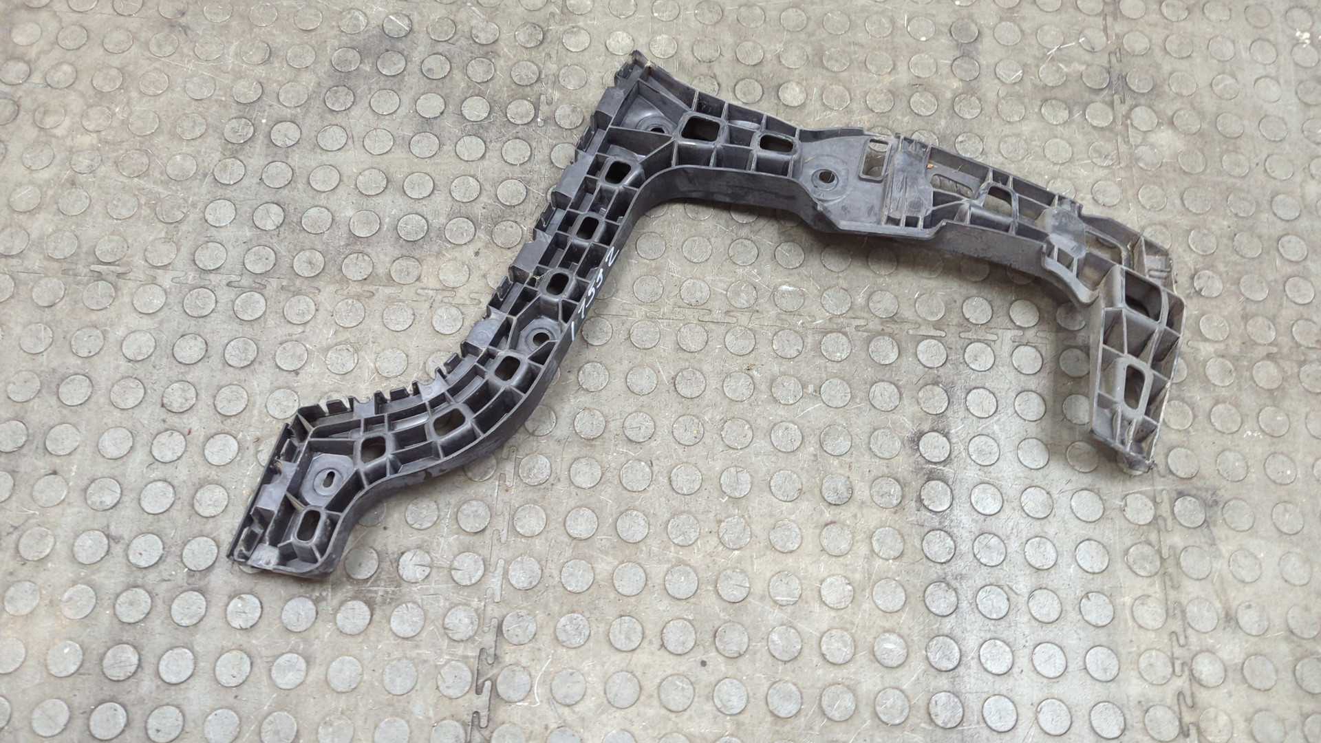 Кронштейн заднего бампера правый