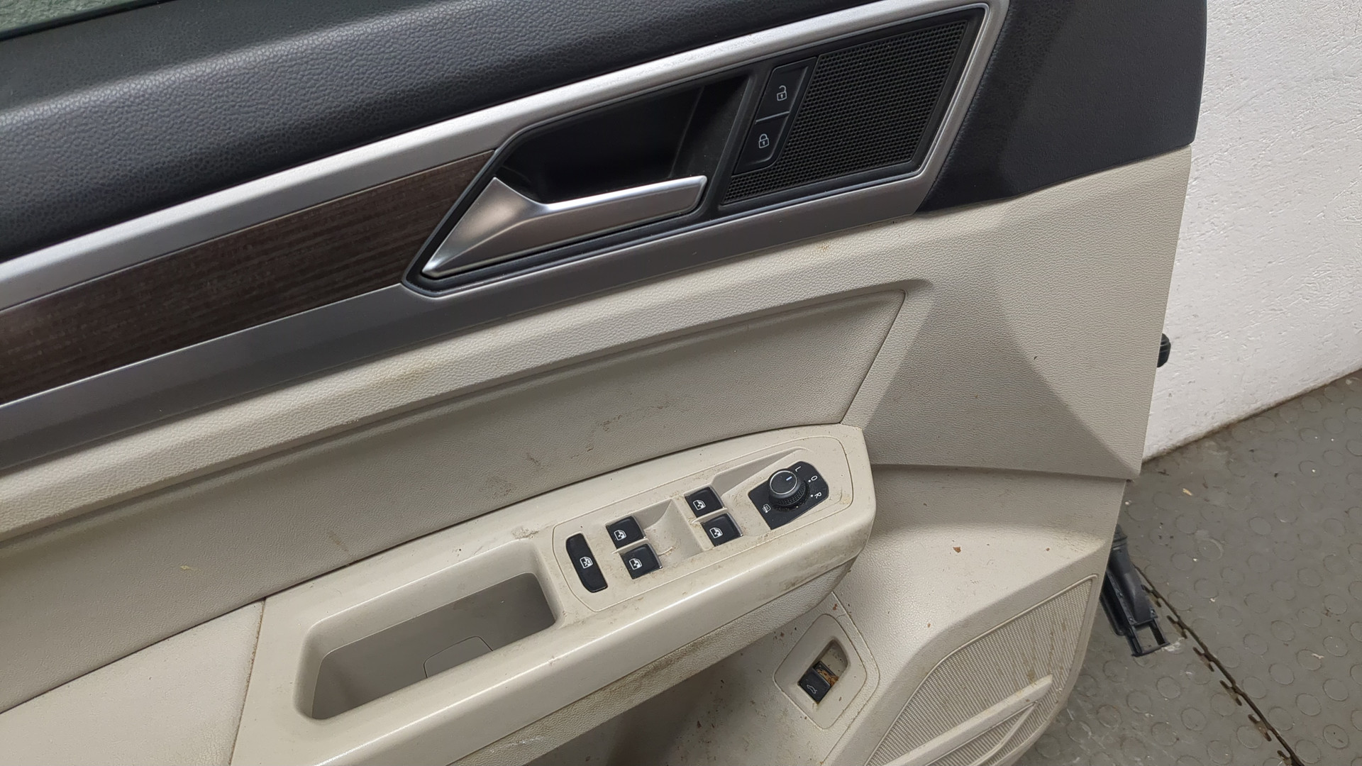 Дверь передняя левая