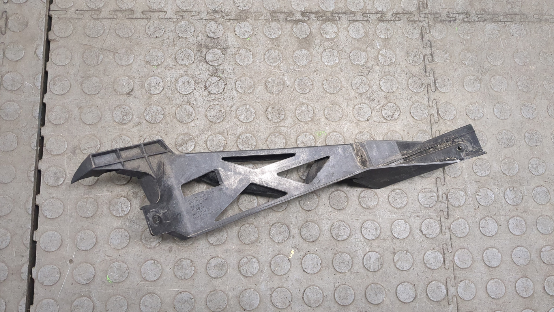 Кронштейн переднего бампера правый