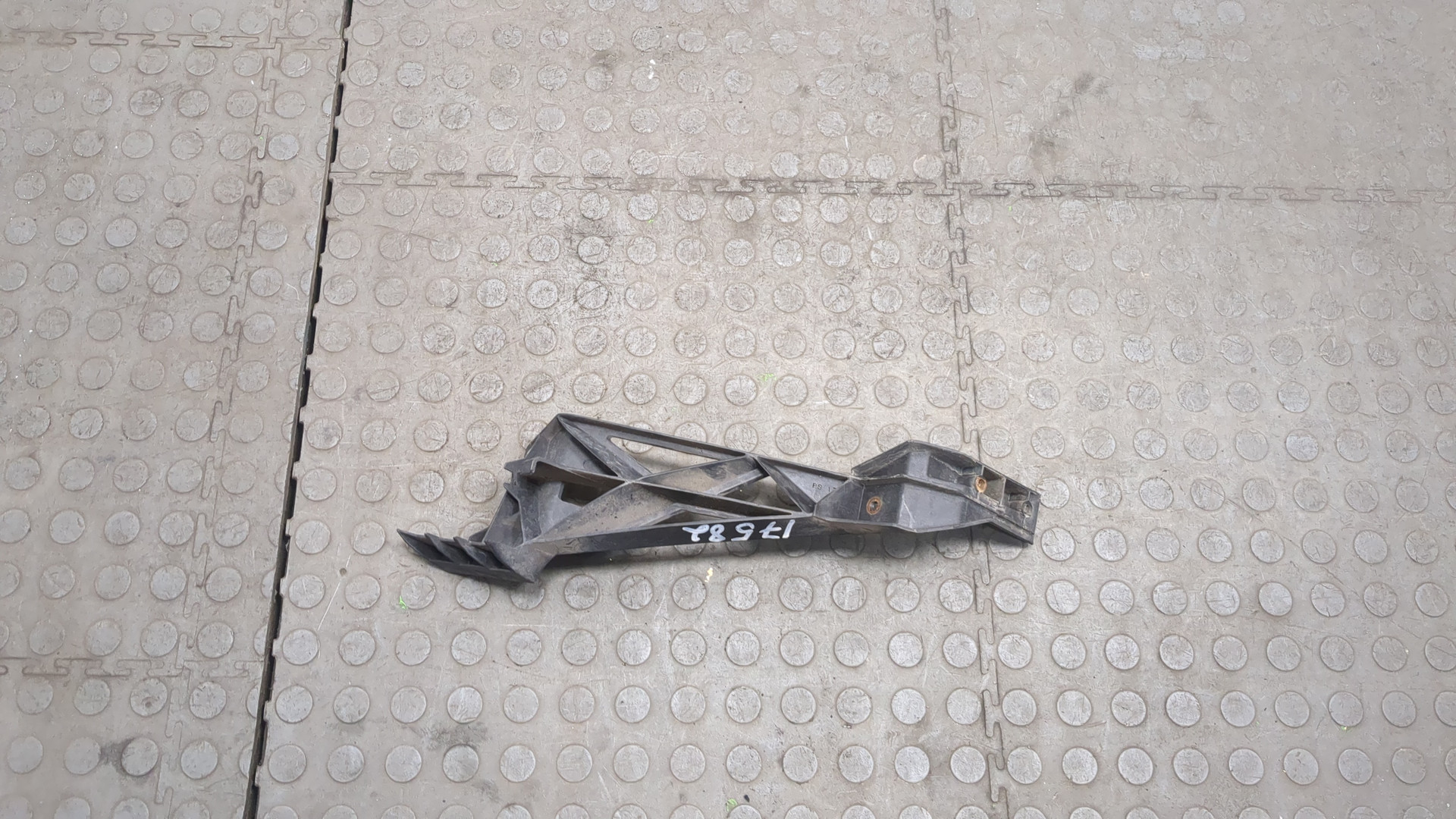 Кронштейн переднего бампера правый