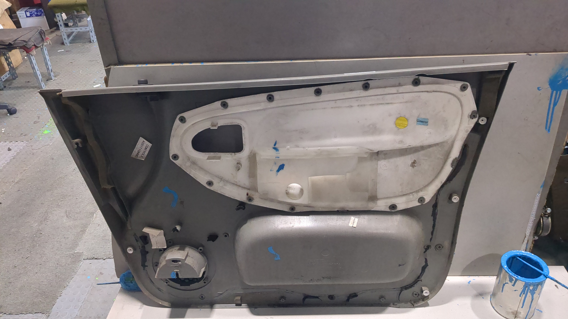 Обшивка двери передней левой