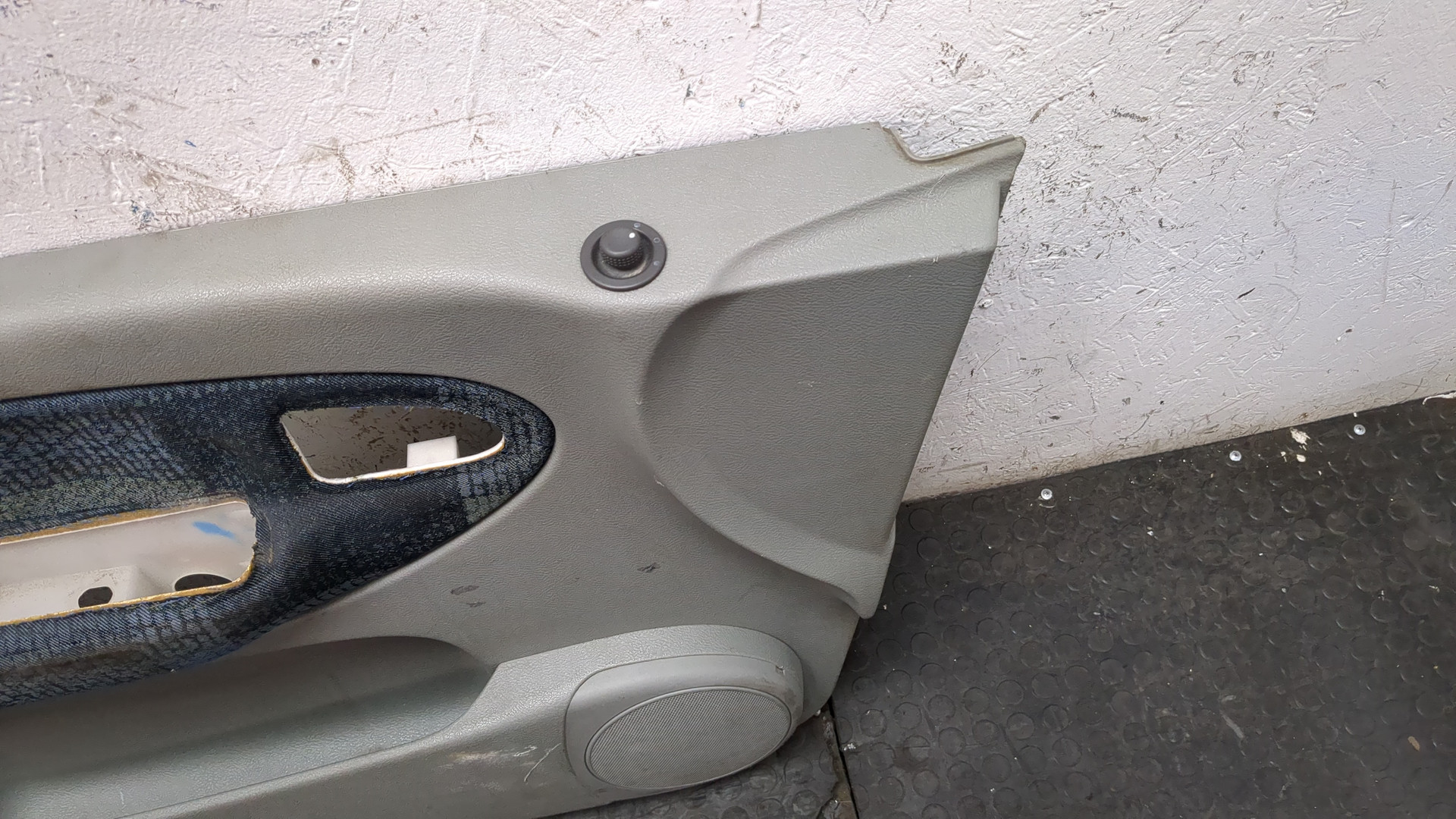 Обшивка двери передней левой