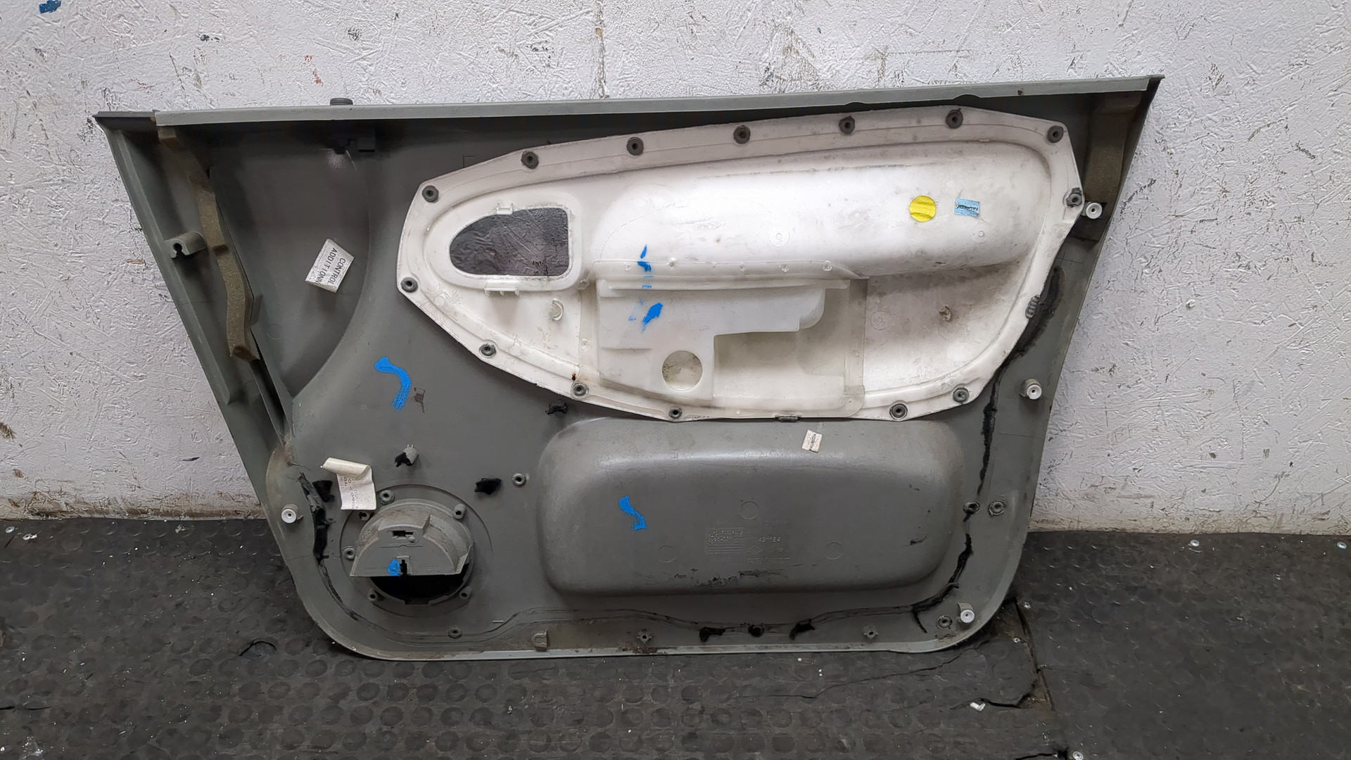 Обшивка двери передней левой
