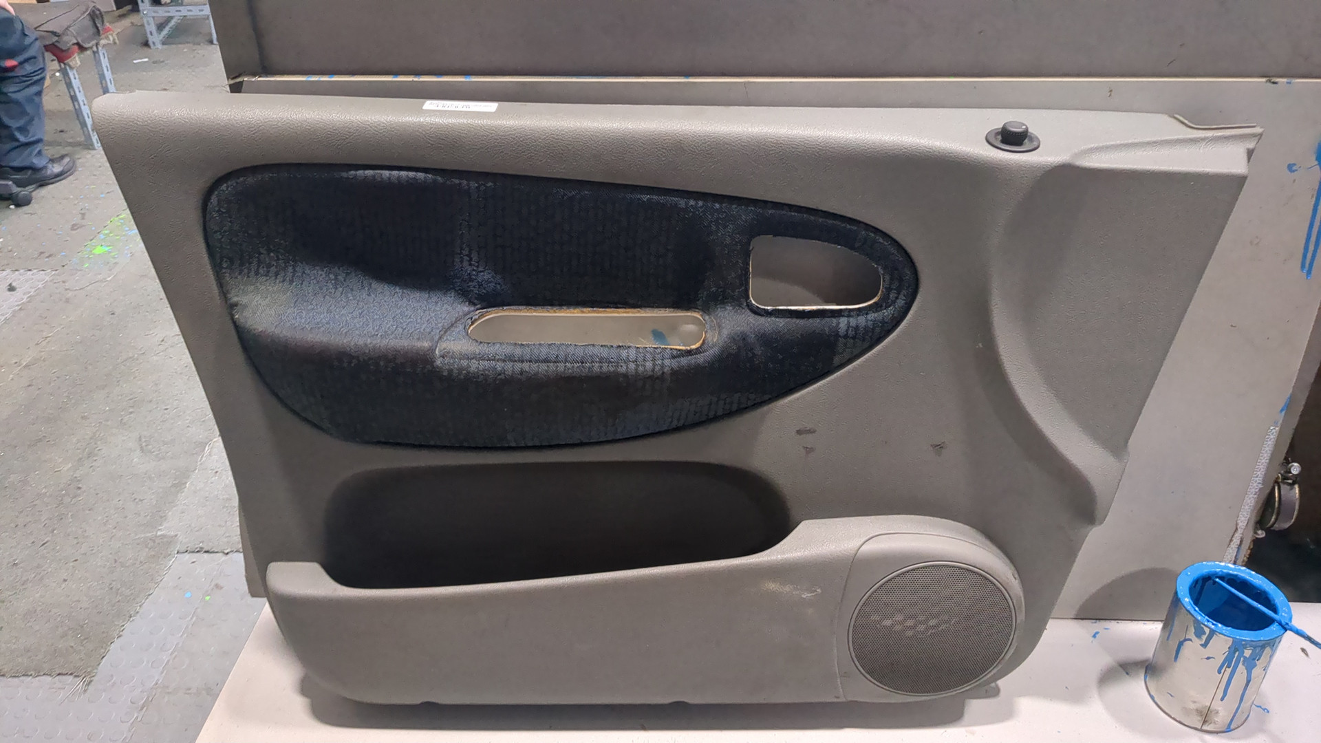 Обшивка двери передней левой