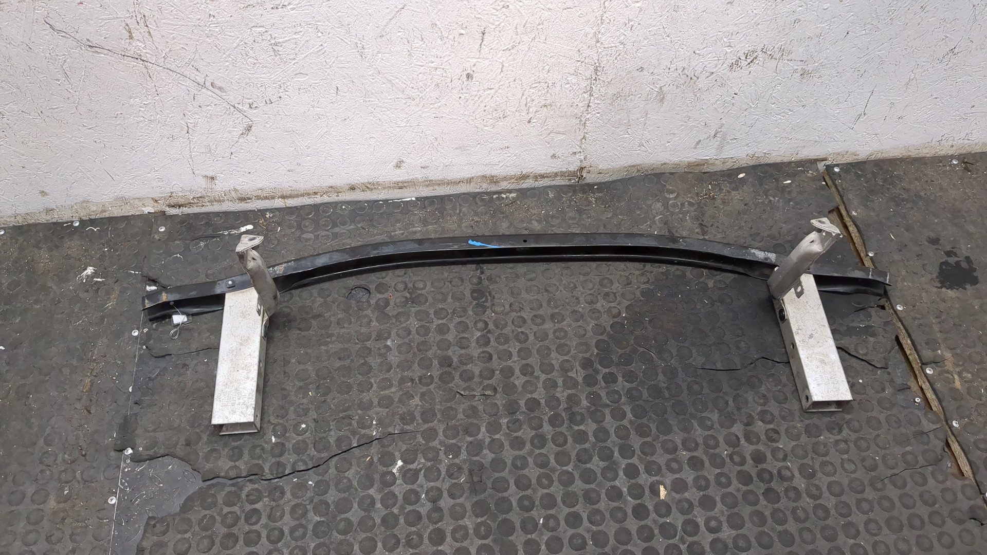 Усилитель переднего бампера