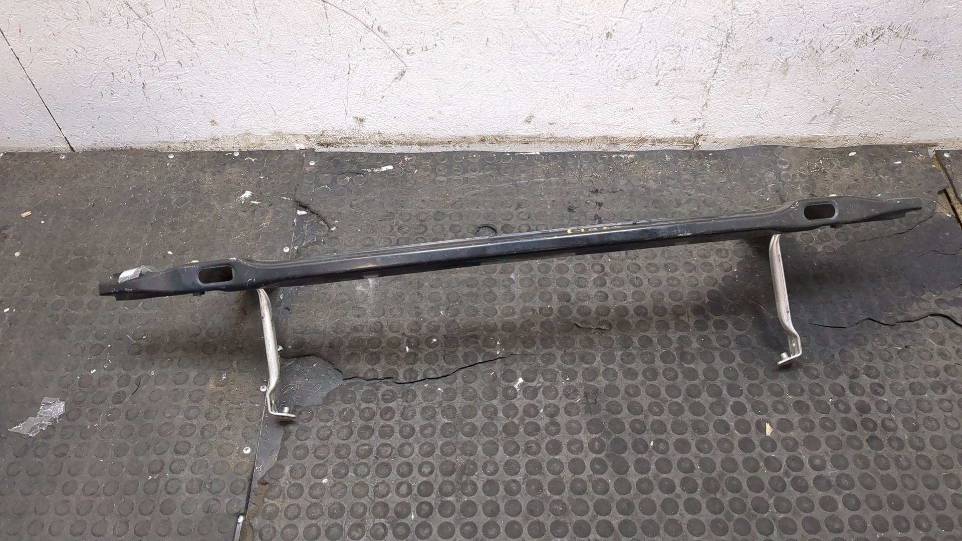 Усилитель переднего бампера