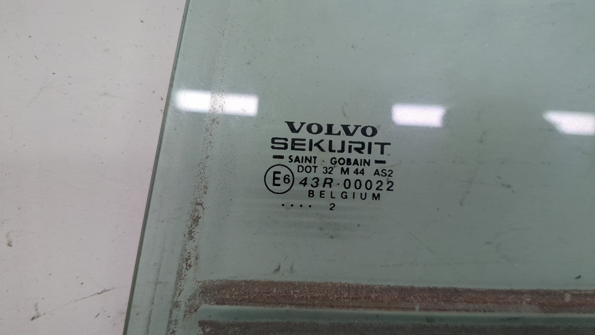 Стекло двери задней левой