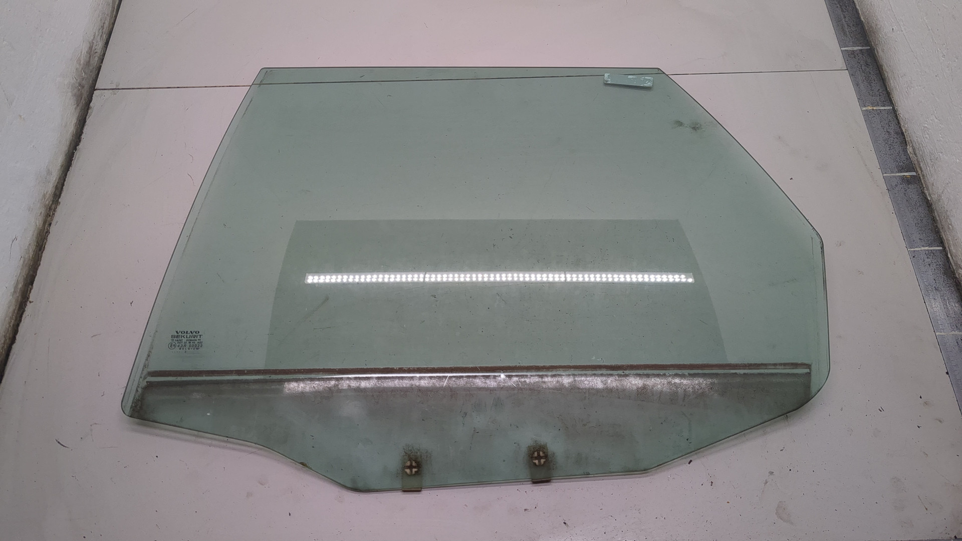 Стекло двери задней левой