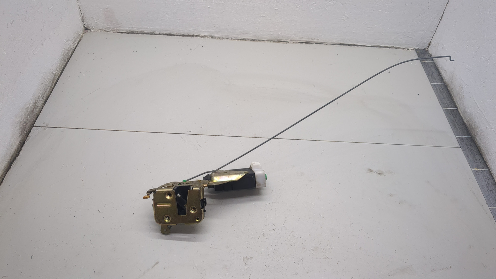 Замок двери задней левой