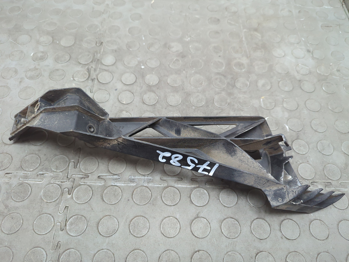 Кронштейн переднего бампера правый